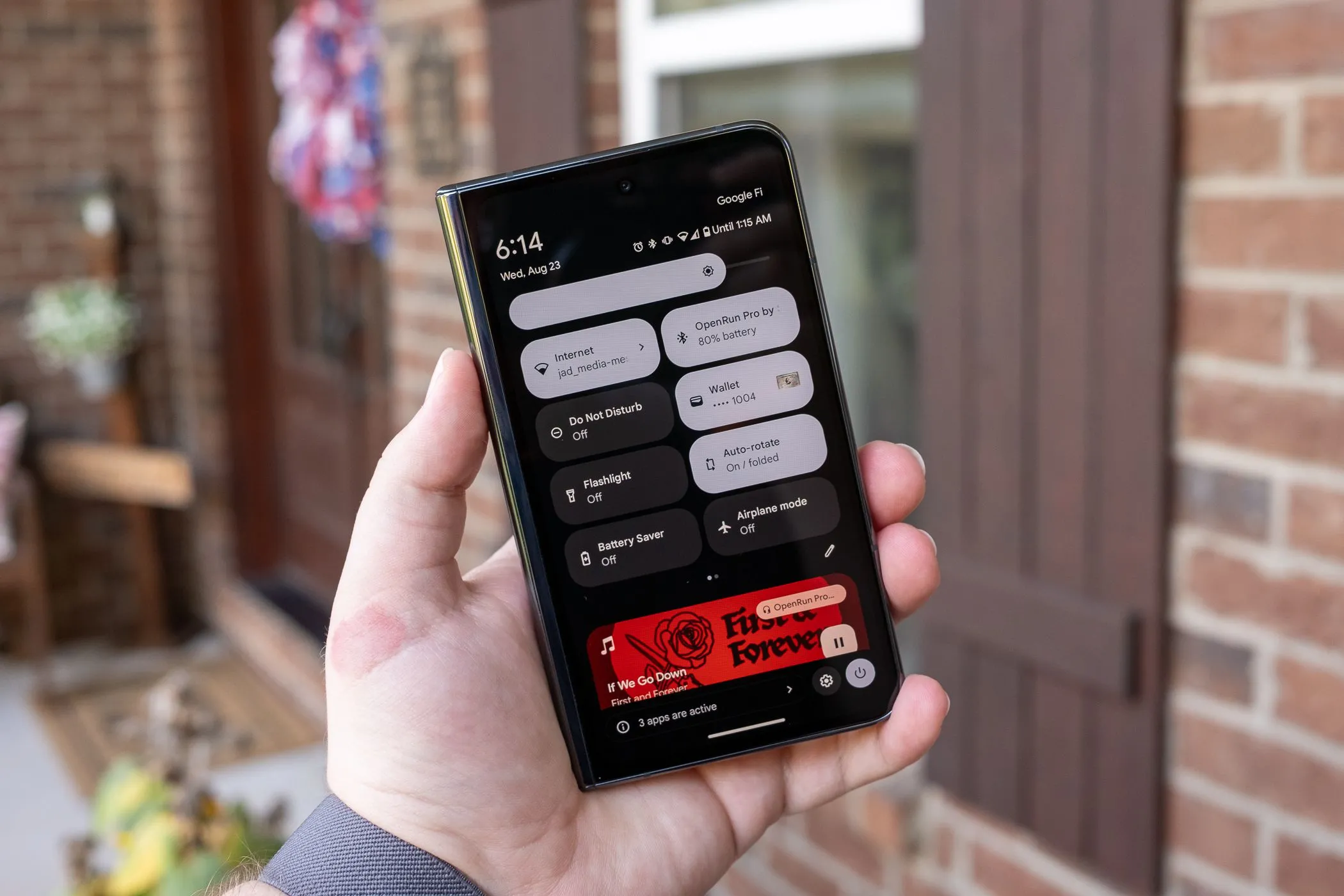 Cài đặt hồ sơ người dùng trên màn hình gập Google Pixel Fold, hiển thị biểu tượng profile và tùy chọn thêm người dùng mới.