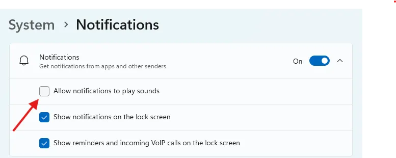 Cài đặt thông báo trong Windows 11, mũi tên chỉ vào tùy chọn &quot;Allow Notifications to Play Sounds&quot; (Cho phép thông báo phát âm thanh) cần được bỏ chọn.
