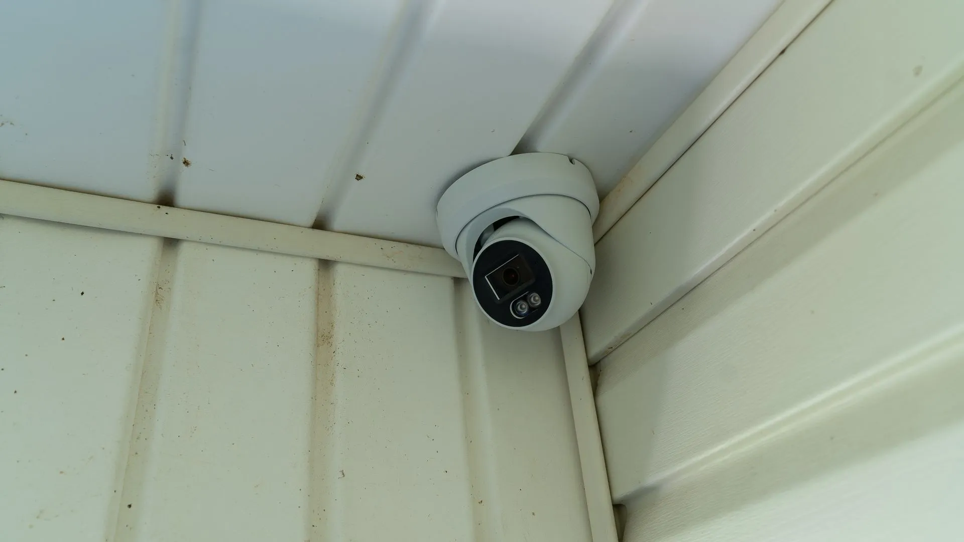 Camera an ninh PoE được lắp đặt ở góc hiên nhà, gợi ý giải pháp lưu trữ cục bộ thay thế