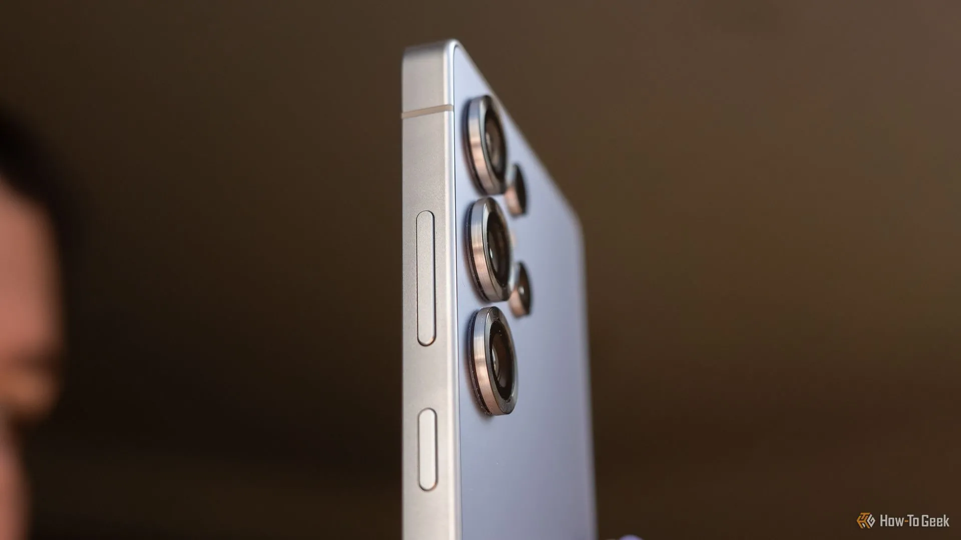 Cận cảnh bụi bẩn tích tụ dưới các viền camera của Samsung Galaxy S25 Ultra