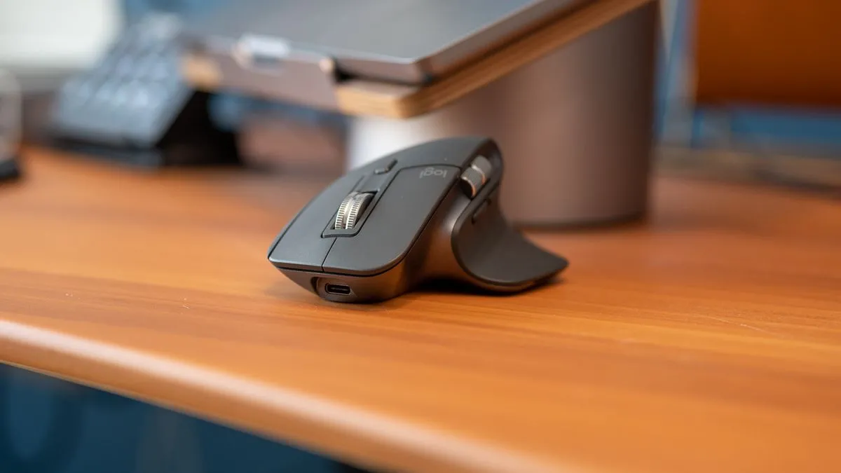 Cận cảnh cổng USB-C của chuột Logitech MX Master 3S, cho thấy chi tiết thiết kế bên ngoài khi nhấn nút tạm dừng media