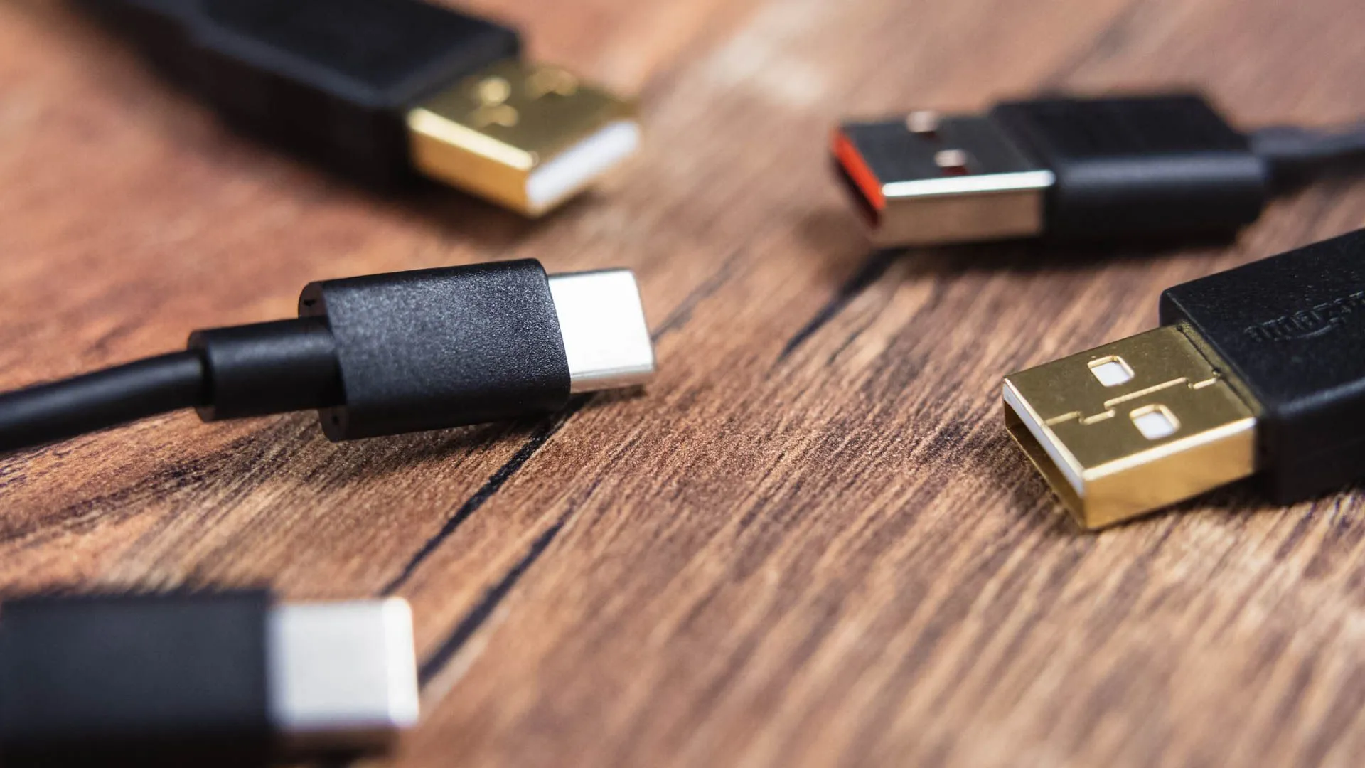 Cận cảnh đầu nối cáp USB-A và USB-C, minh họa các loại cổng sạc khác nhau mà người dùng thường phải phân biệt bằng mắt