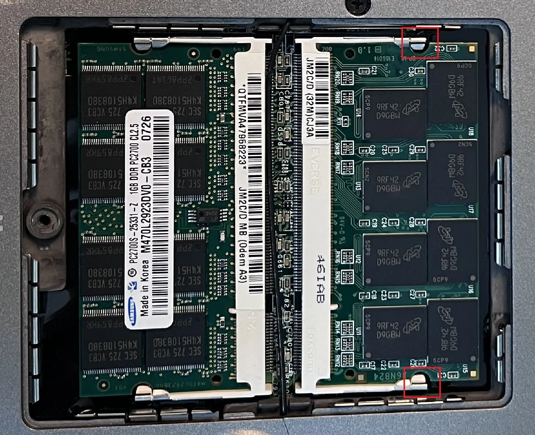 Cận cảnh khe cắm RAM trên laptop Dell, cho thấy các chốt giữ thanh RAM ở hai bên.