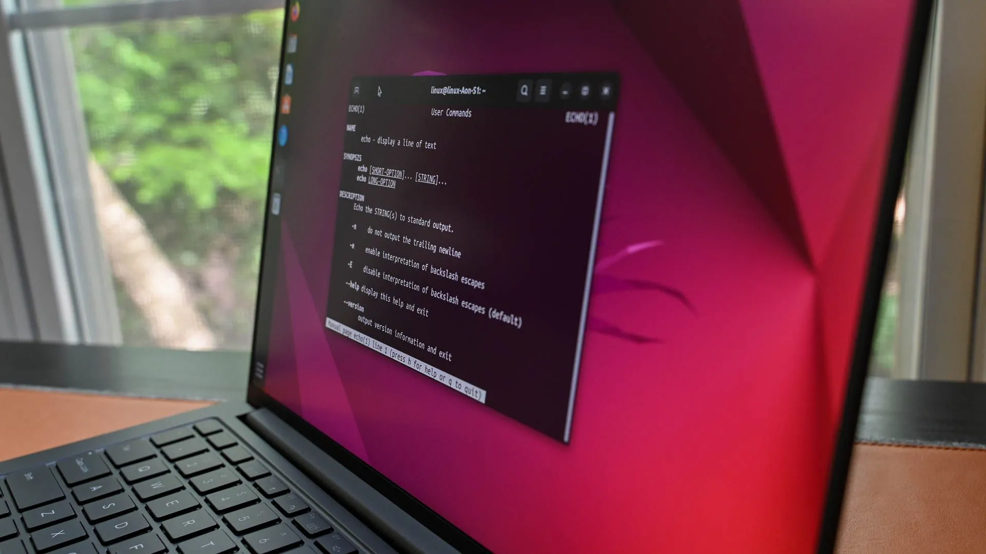 Cận cảnh màn hình laptop MALIBAL Aon S1 hiển thị giao diện terminal Linux, minh họa cho việc sử dụng Ubuntu trong môi trường học tập và làm việc.