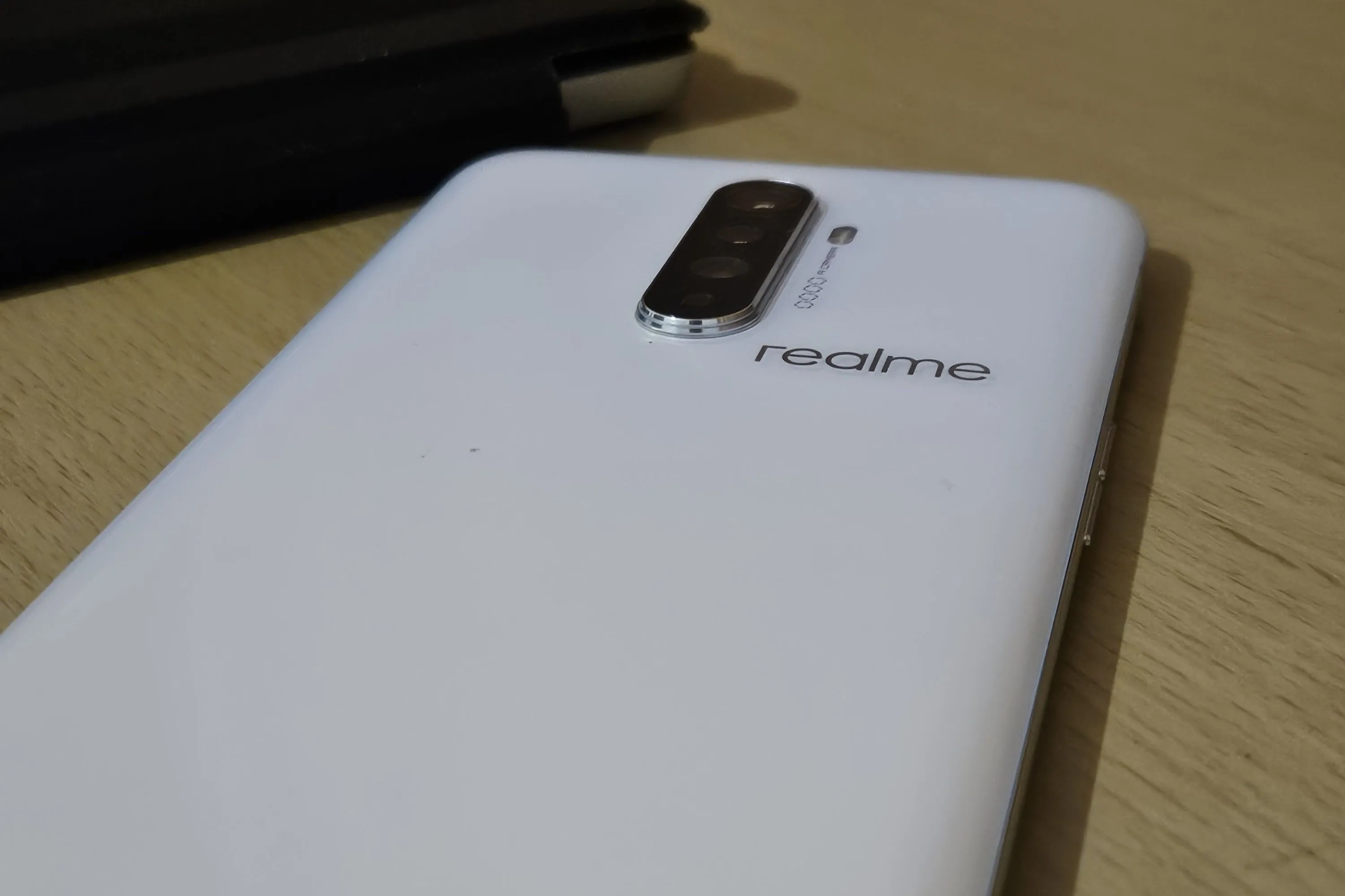 Cận cảnh mặt lưng của điện thoại Realme X2 Pro màu xanh đậm.