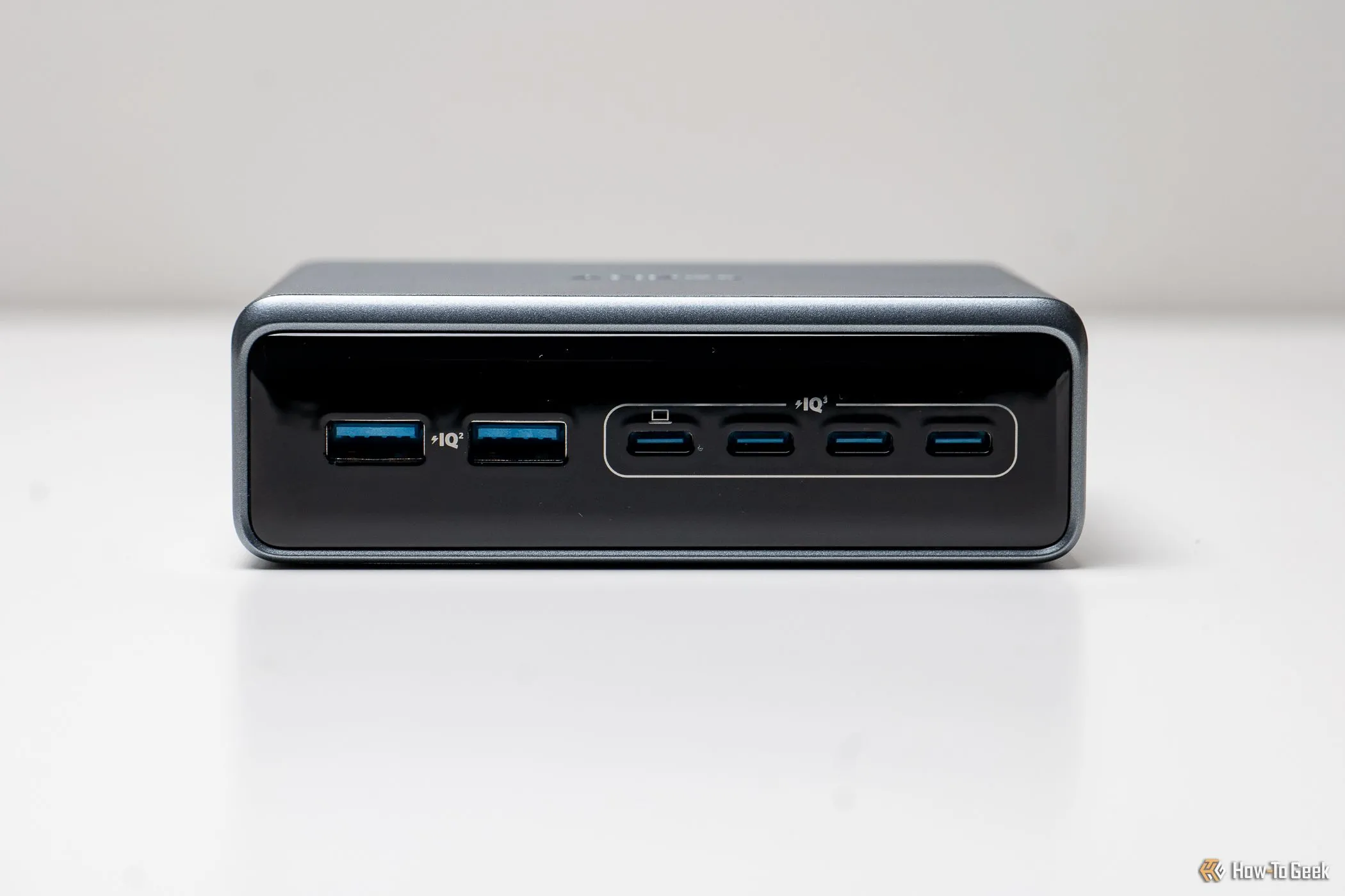 Cận cảnh mặt trước bộ sạc Anker Prime 6-in-1 hiển thị 4 cổng USB-C và 2 cổng USB-A