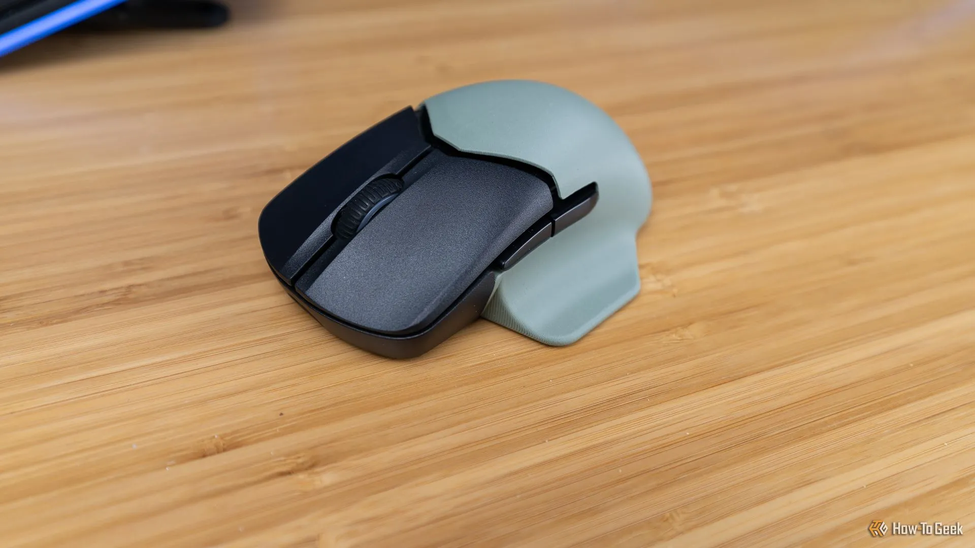 Cận cảnh mặt trước chuột HyperX Pulsefire Saga Pro với cổng sạc USB-C