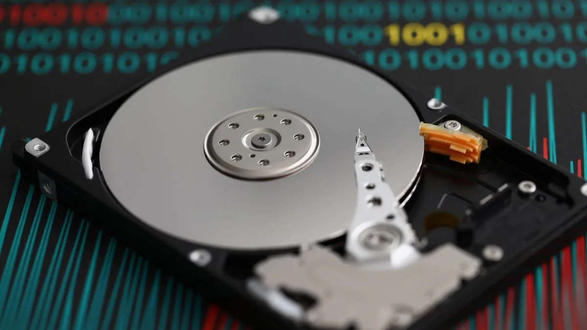 Cận cảnh ổ cứng HDD đã tháo rời bên trong máy tính