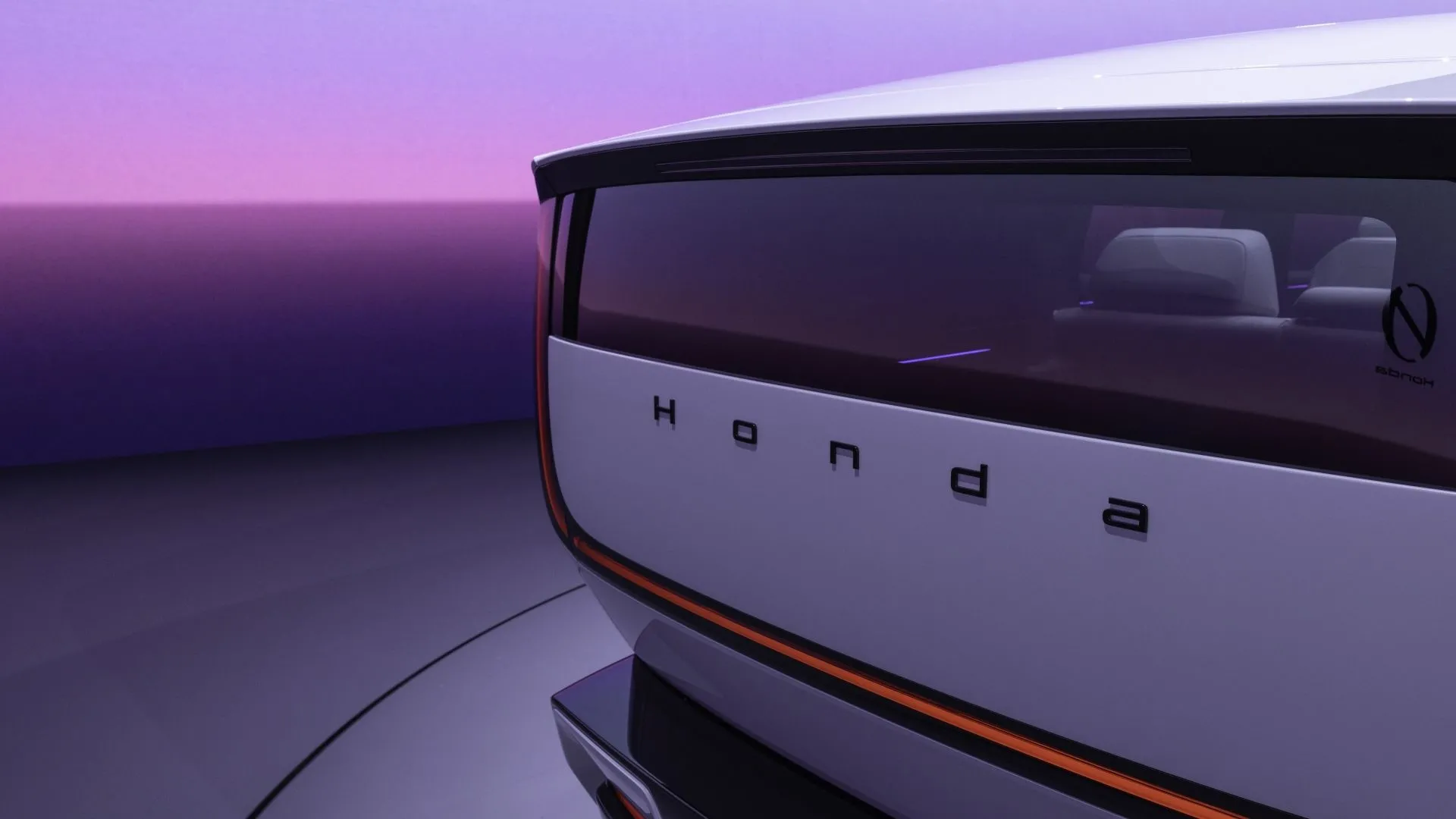 Cận cảnh phần đuôi của một mẫu SUV Honda 0 Prototype, tượng trưng cho công nghệ pin thể rắn tiên tiến hứa hẹn giải quyết vấn đề pin trên smartphone không cổng.