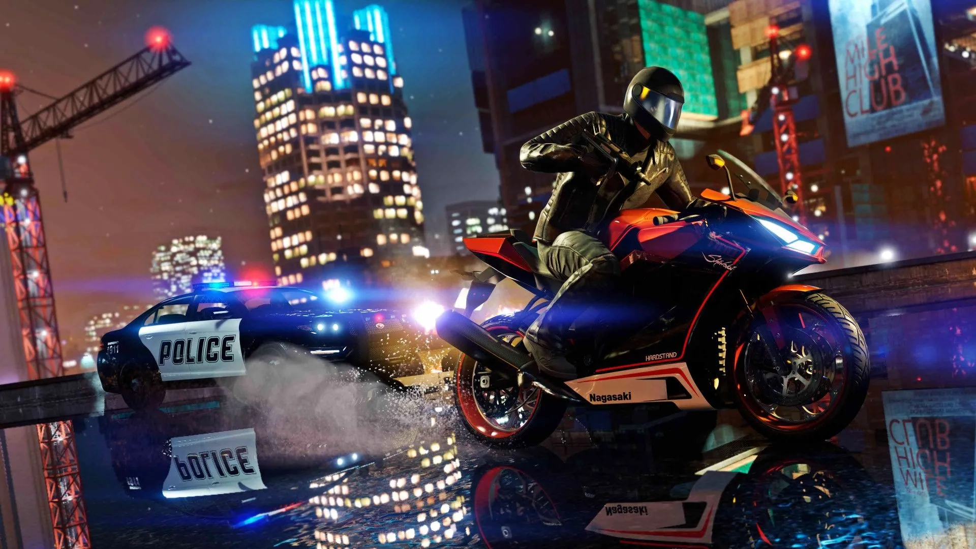 Cảnh game Grand Theft Auto 5 với nhân vật đi xe máy bị cảnh sát truy đuổi vào ban đêm.