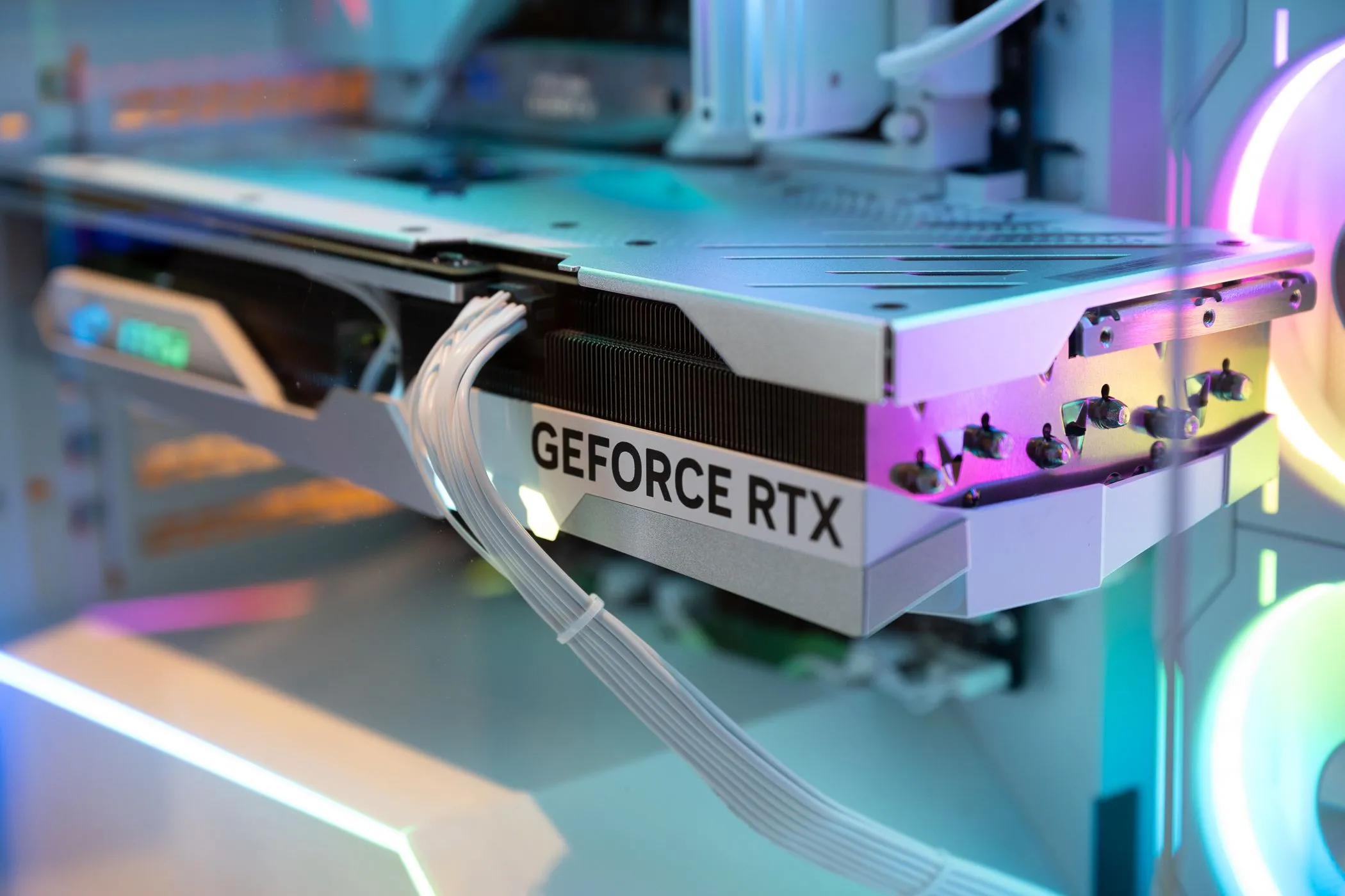 Card đồ họa NVIDIA GeForce RTX bên trong một máy tính gaming, biểu thị tầm quan trọng của GPU khi kết nối nhiều màn hình độ phân giải cao