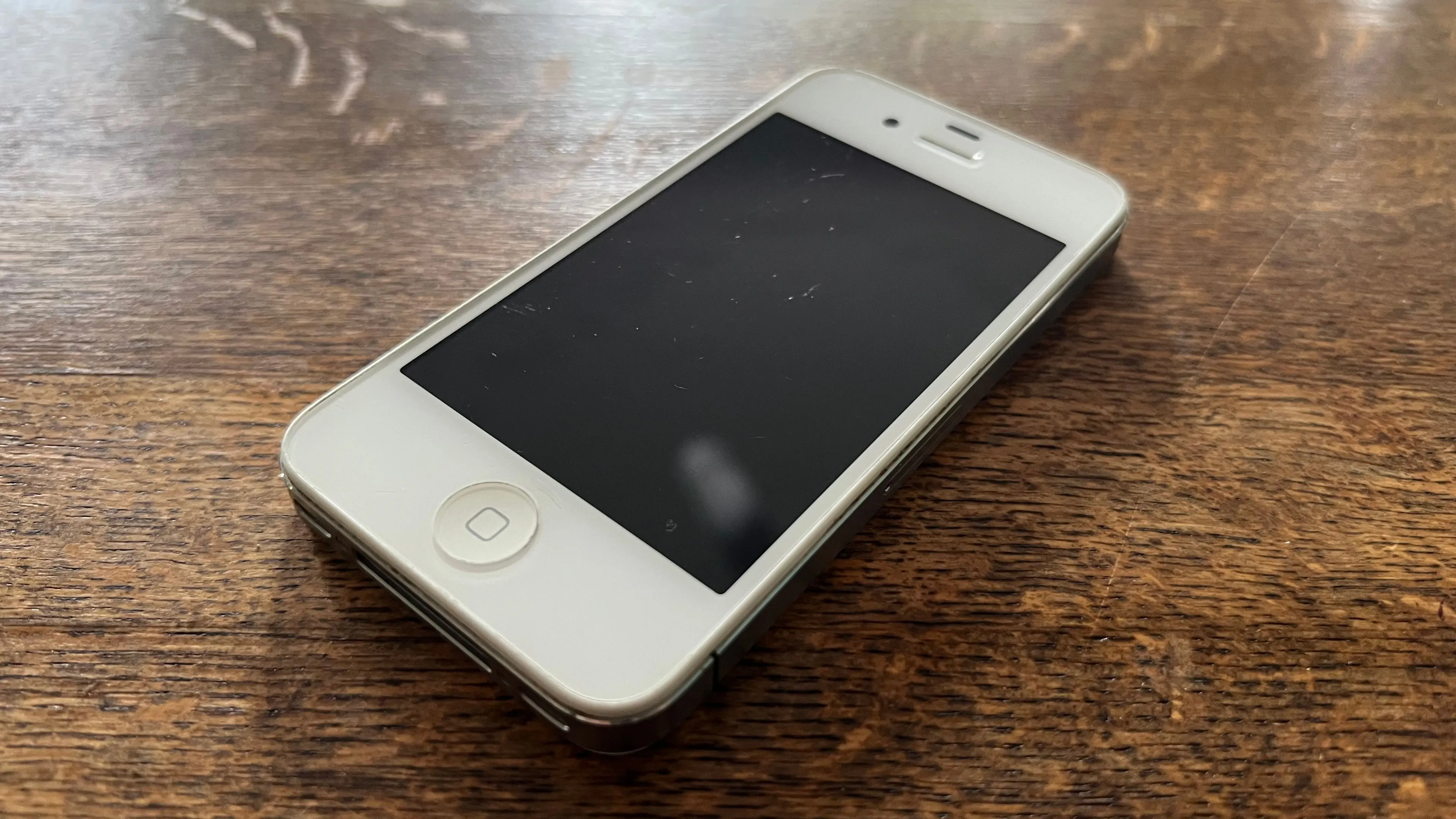 Chiếc iPhone 4S màu trắng, một biểu tượng của điện thoại cũ cần được tái chế hoặc xử lý đúng cách.