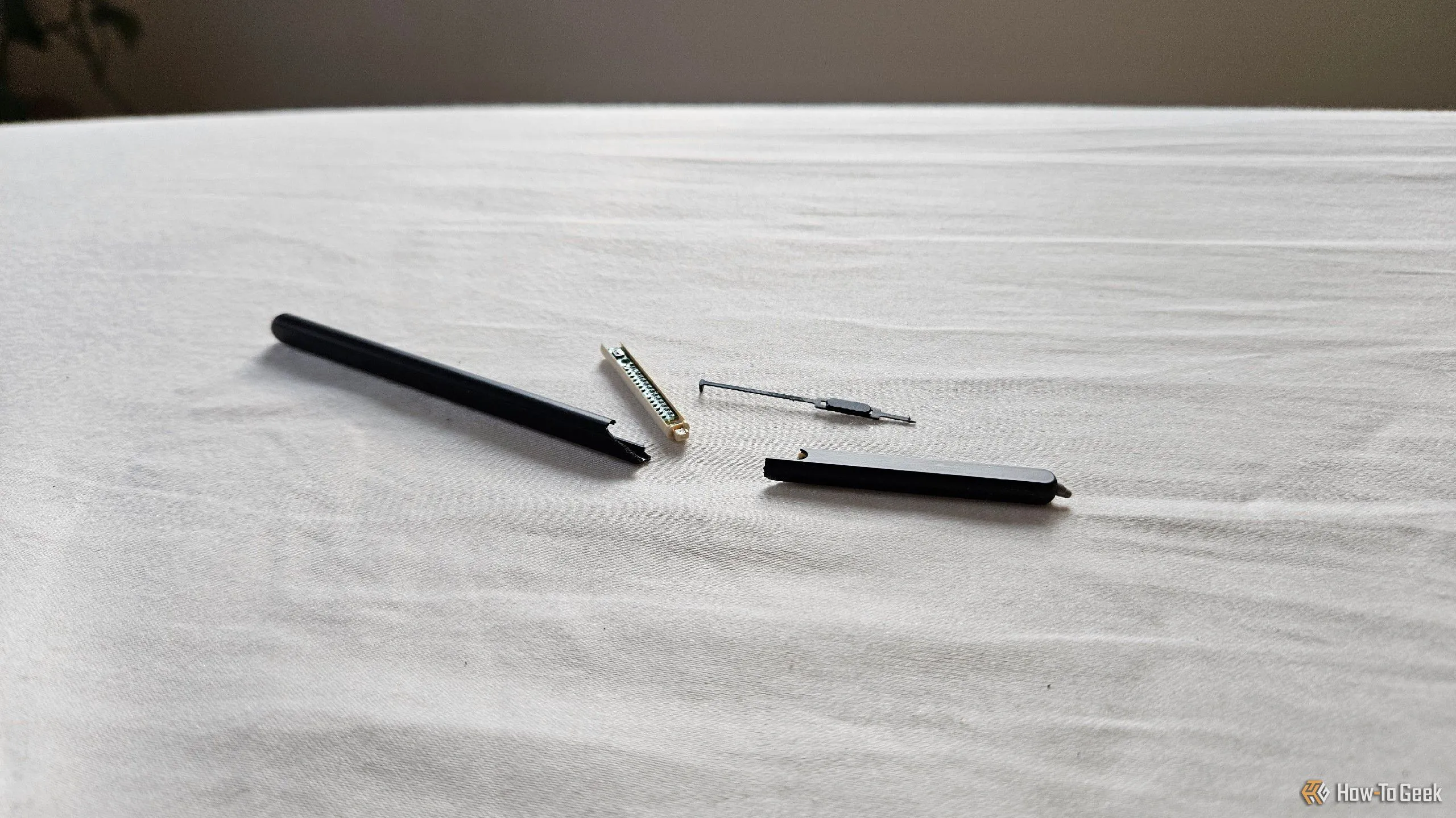 Chiếc S Pen phiên bản Z Fold bị hỏng, minh chứng cho sự bất tiện khi mang theo rời.