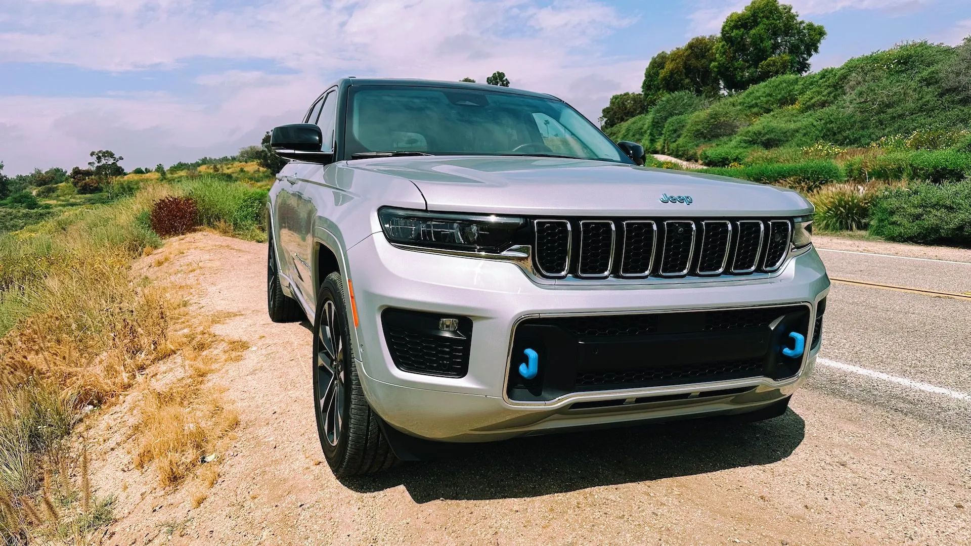 Chiếc xe Jeep đang chạy trên đường cao tốc với công nghệ lái bán tự động.