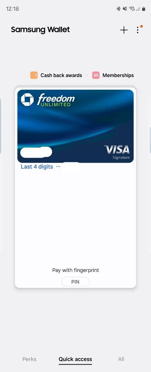 Chọn thẻ thanh toán trong Samsung Wallet bằng cách vuốt từ dưới màn hình