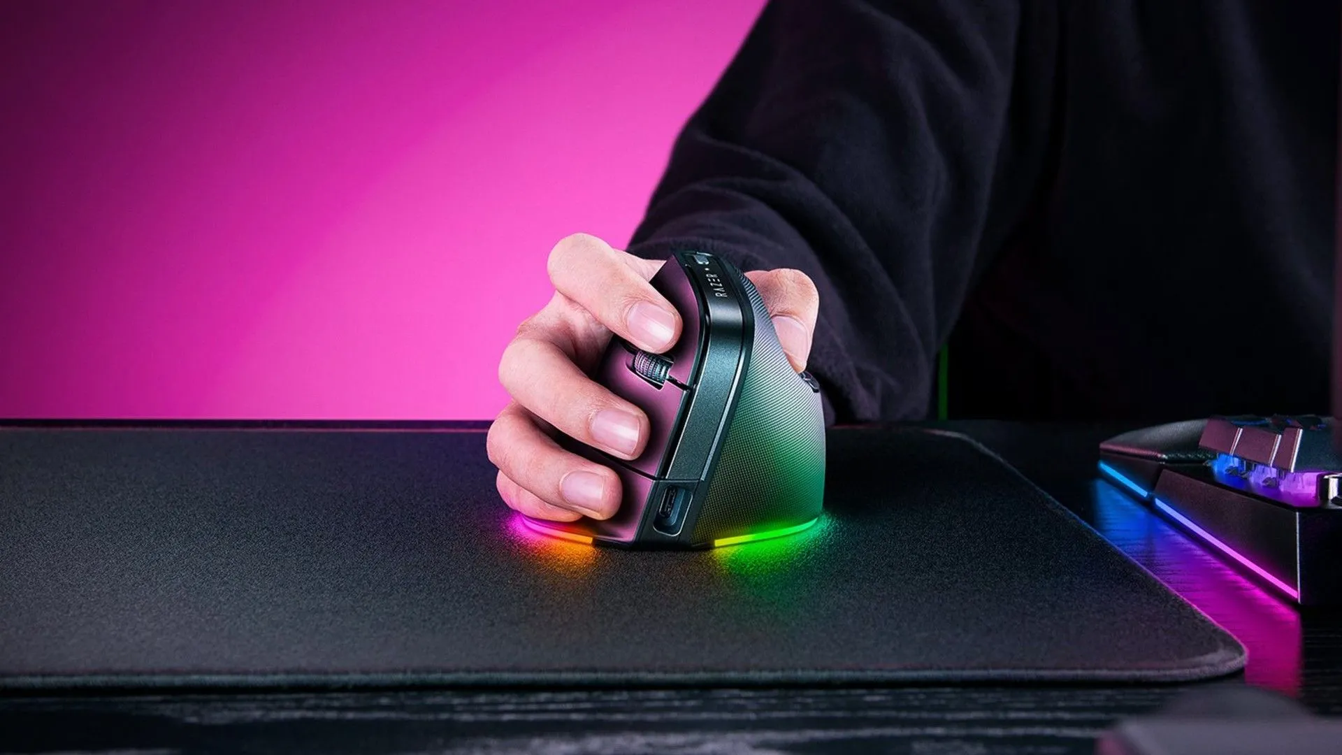Chuột công thái học Razer Pro Click V2 Vertical đang được sử dụng