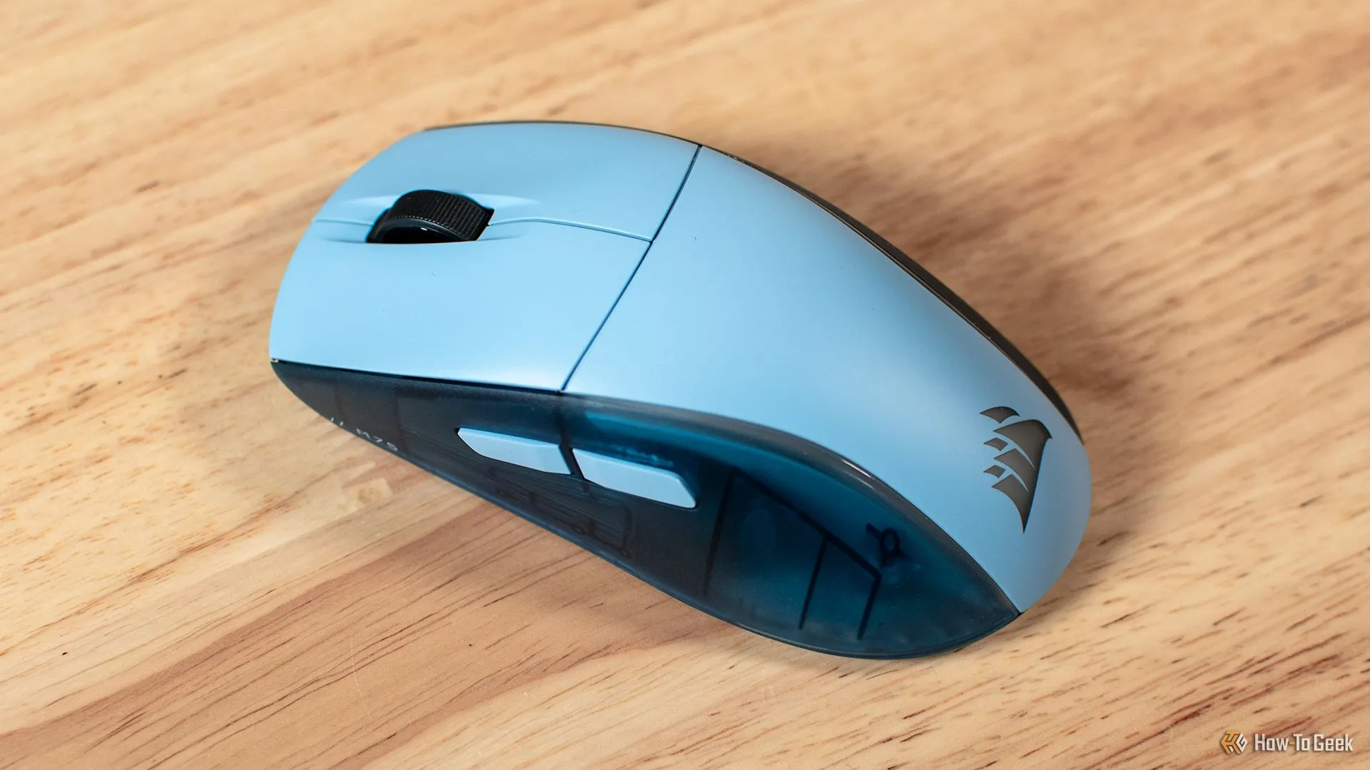 Chuột Corsair M75 Wireless trên bàn làm việc thể hiện thiết kế sang trọng