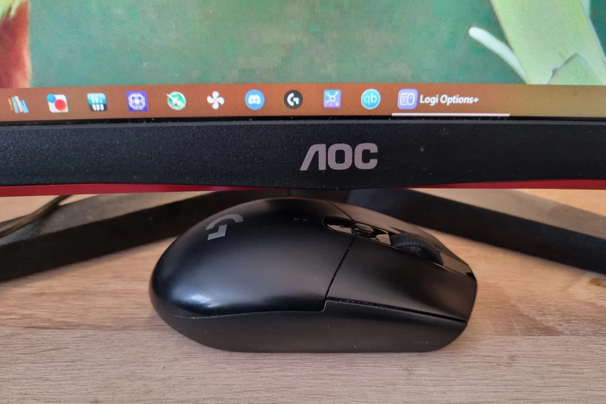 Chuột gaming không dây Logitech G305 dưới màn hình máy tính