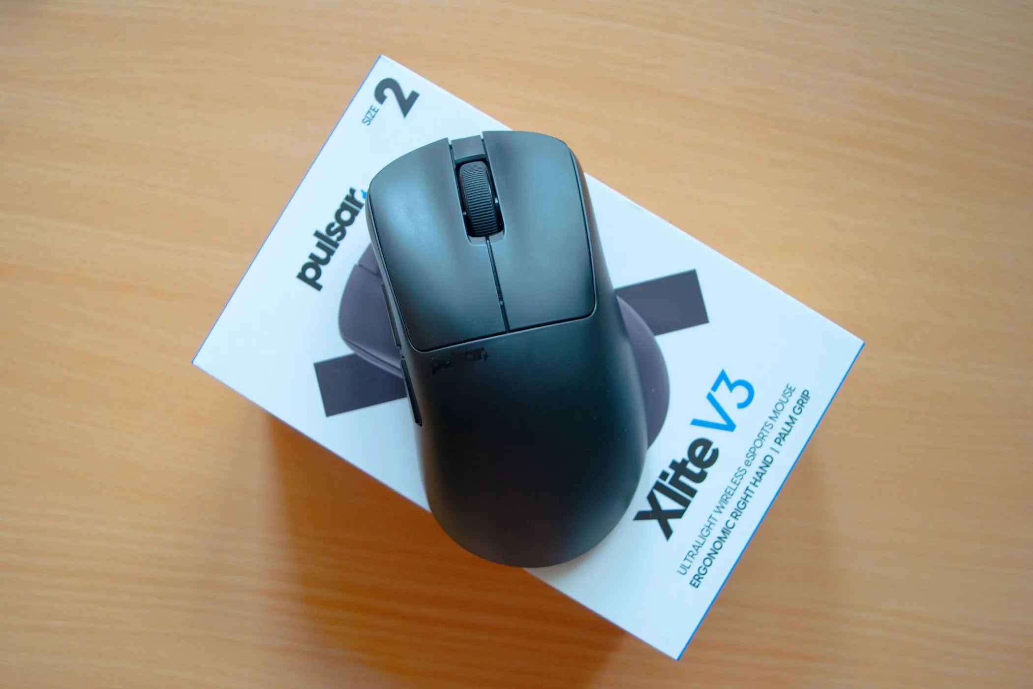 Chuột gaming không dây siêu nhẹ Pulsar Xlite V3 trên hộp sản phẩm