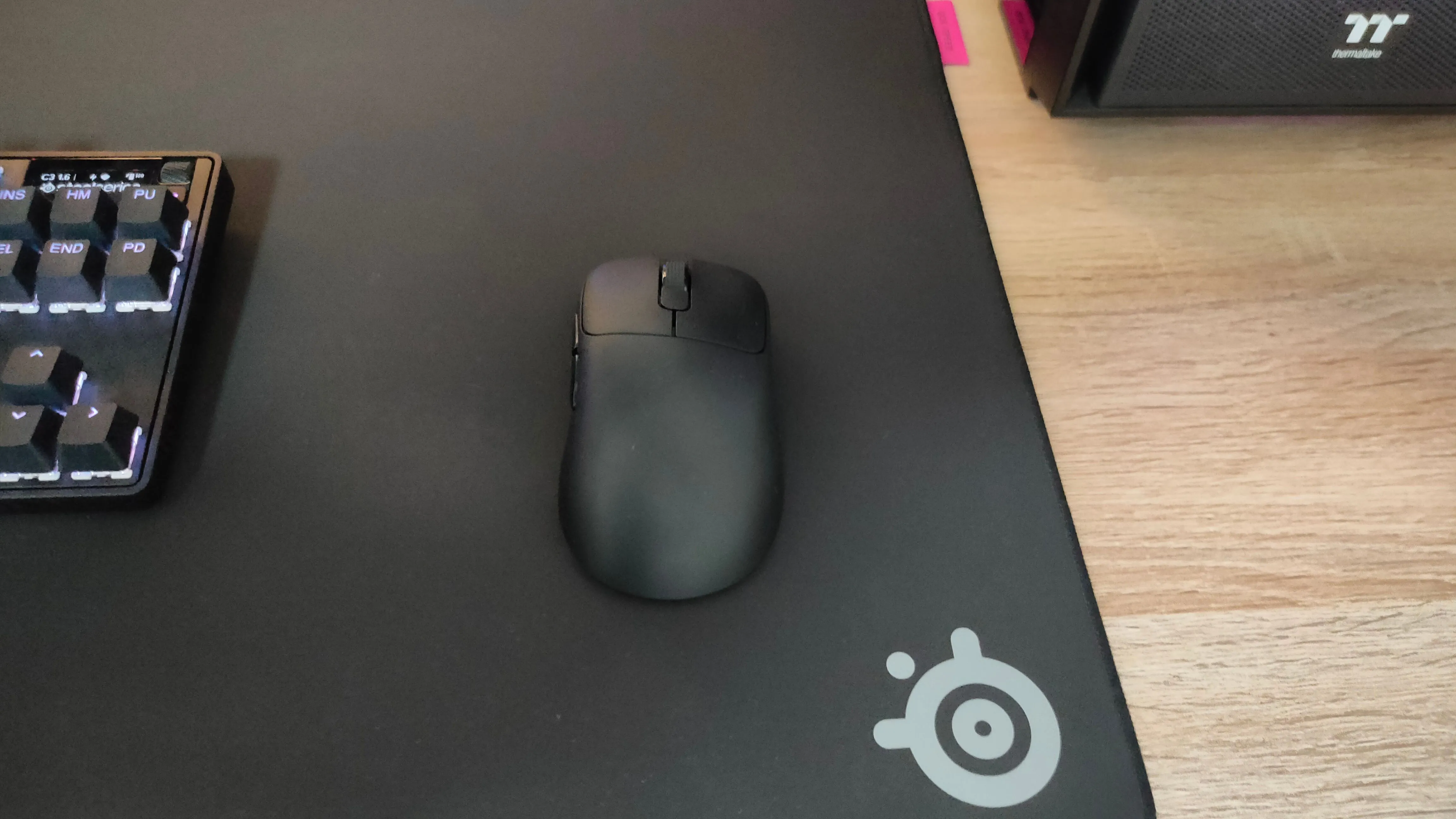 Chuột gaming siêu nhẹ Ajazz AJ179 Pro đặt trên lót chuột SteelSeries QcK Performance Speed XL màu đen