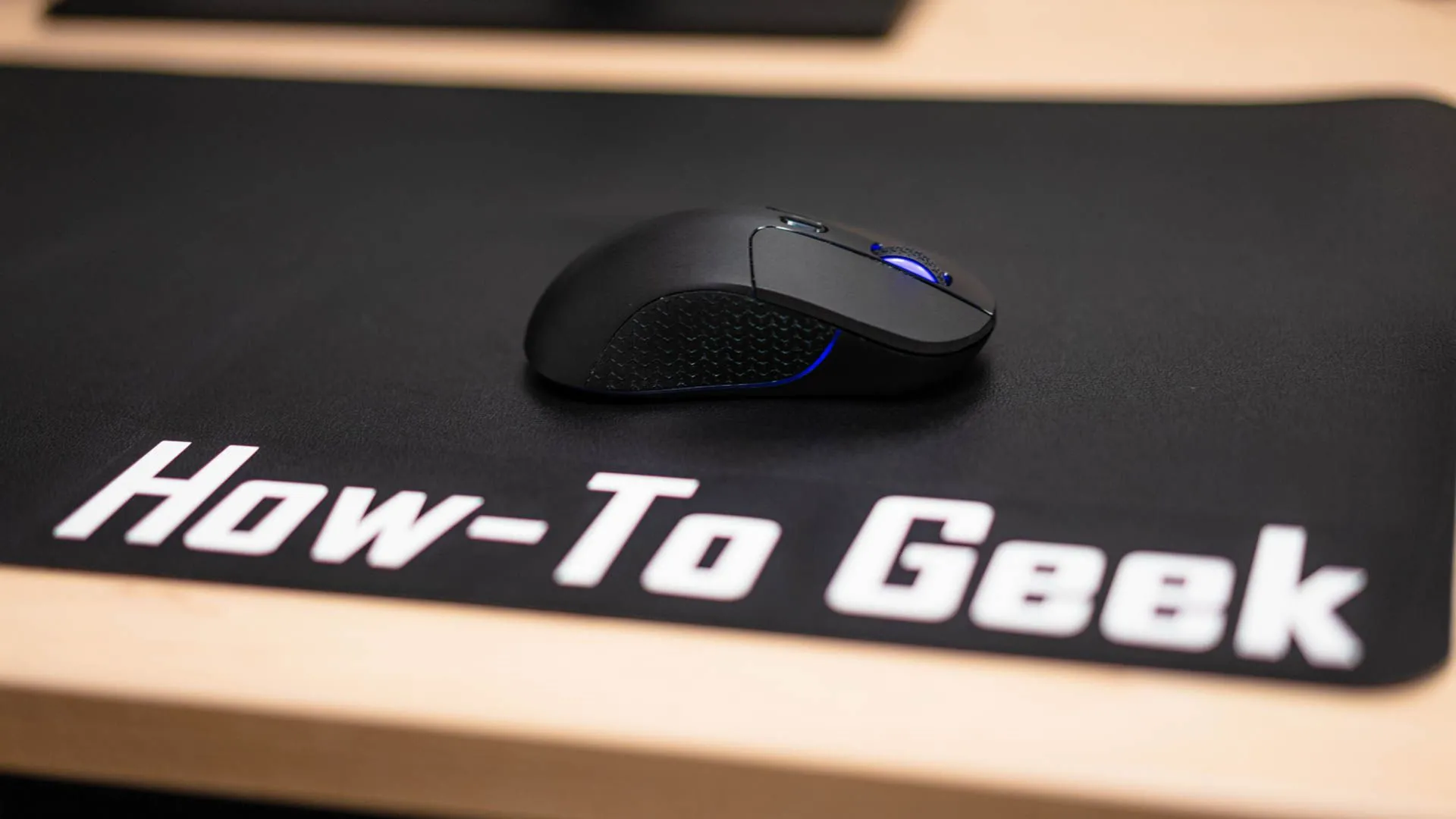 Chuột không dây Keychron M3 trên thảm bàn How-To Geek