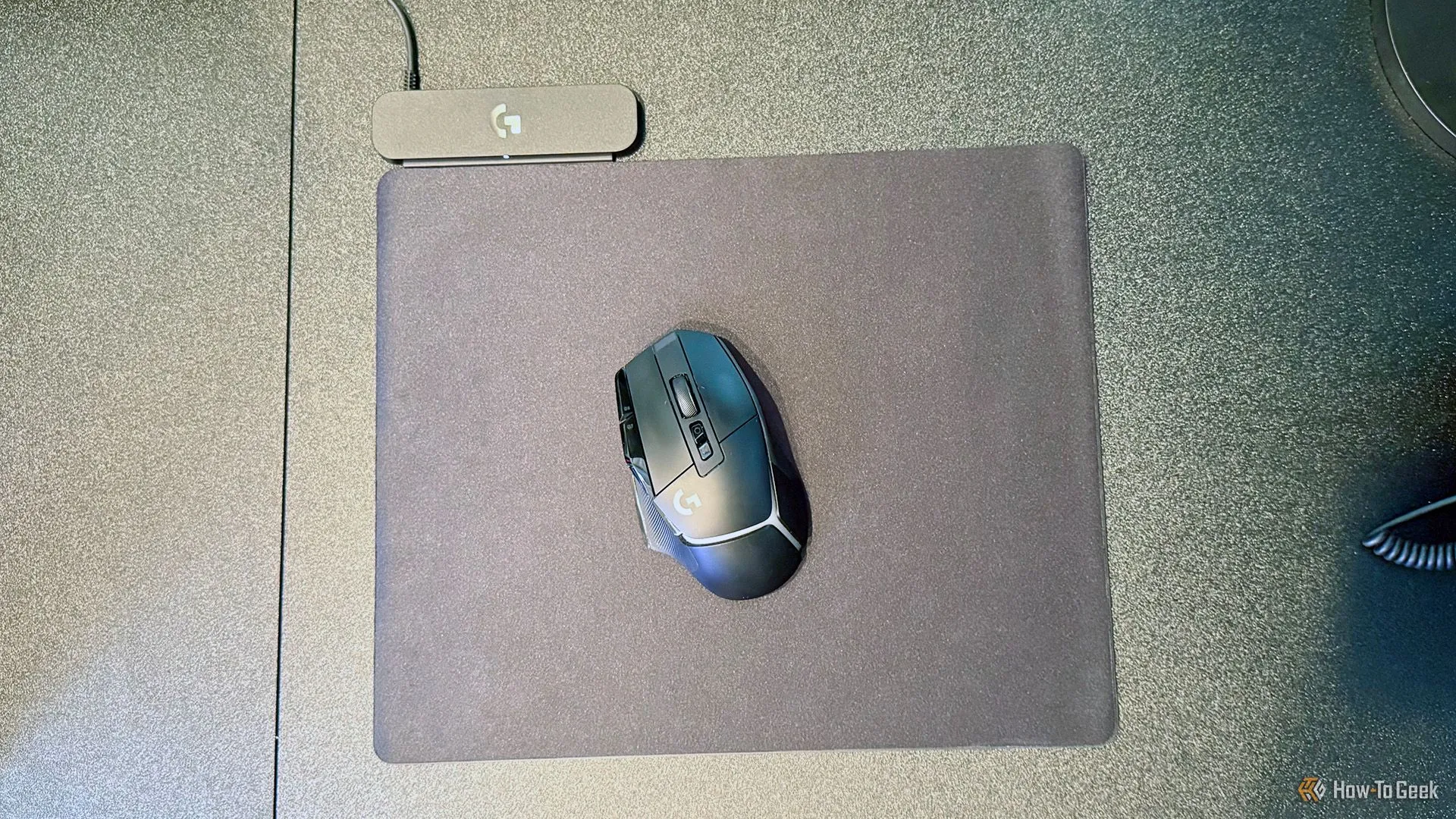 Chuột Logitech G502 X Plus Lightspeed đặt trên tấm lót sạc không dây Logitech G Powerplay 2, thể hiện khả năng sạc liên tục