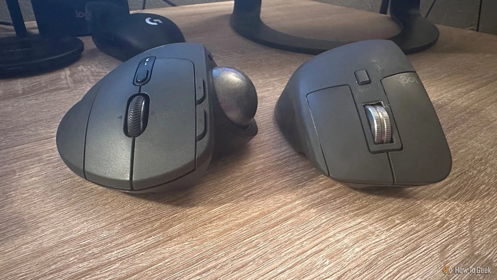 Chuột Logitech MX Ergo và MX Master 3S đặt cạnh nhau