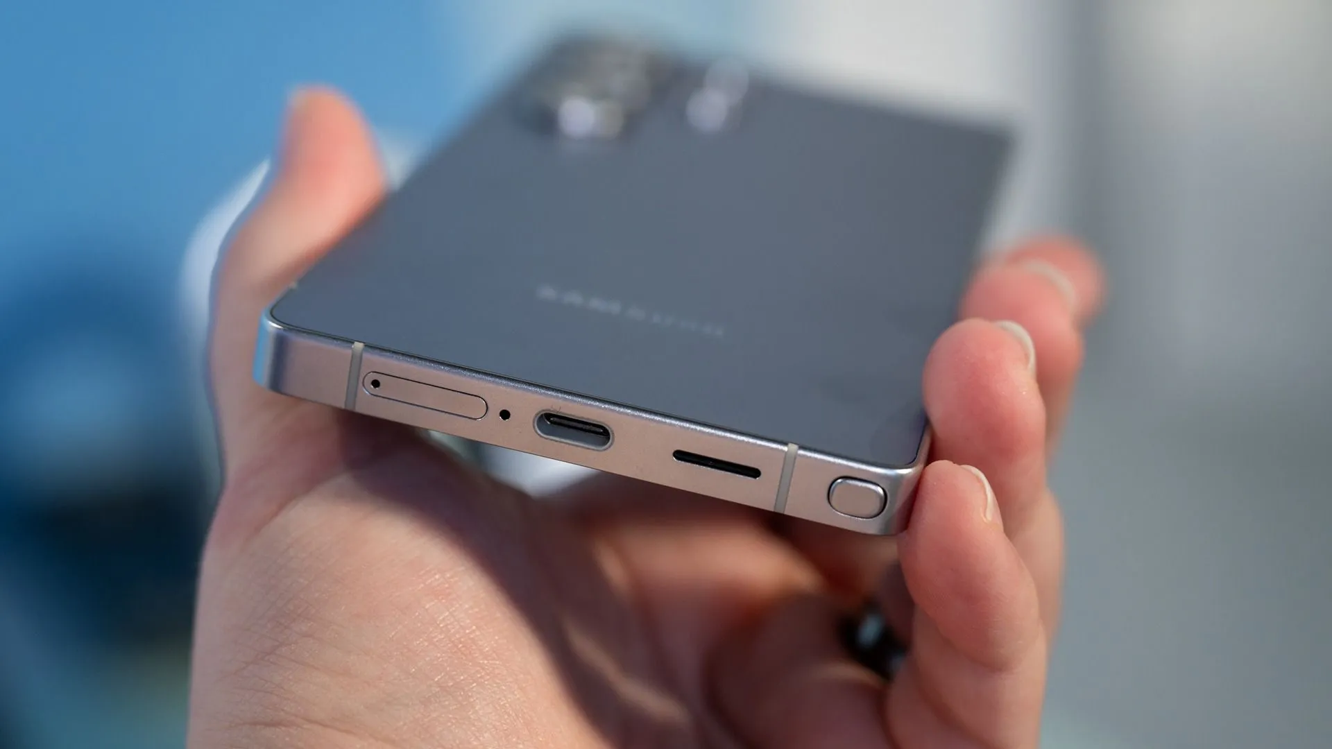 Cổng sạc USB-C và loa ngoài ở cạnh dưới của Samsung Galaxy S25 Ultra.