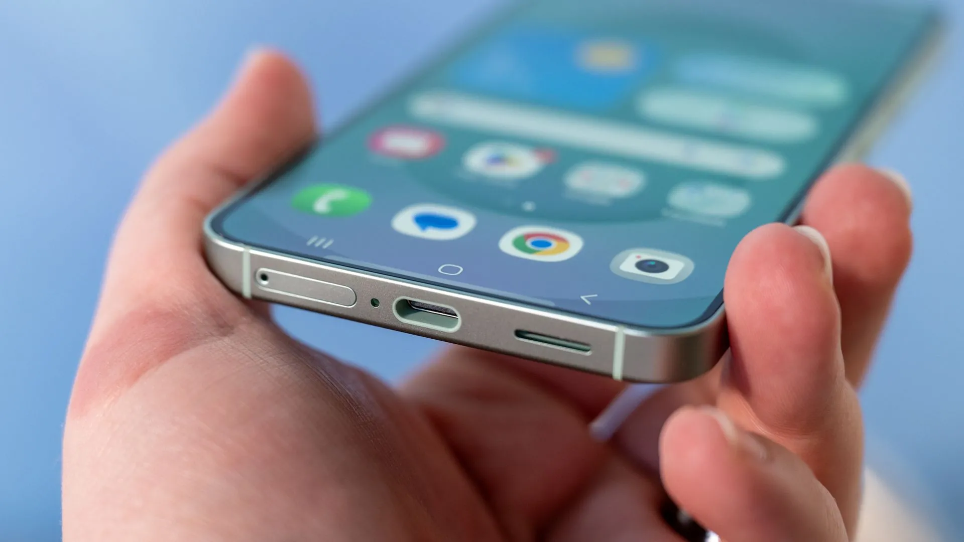 Cổng USB-C và khe cắm SIM ở cạnh dưới của điện thoại Samsung Galaxy S25, thể hiện các tùy chọn kết nối