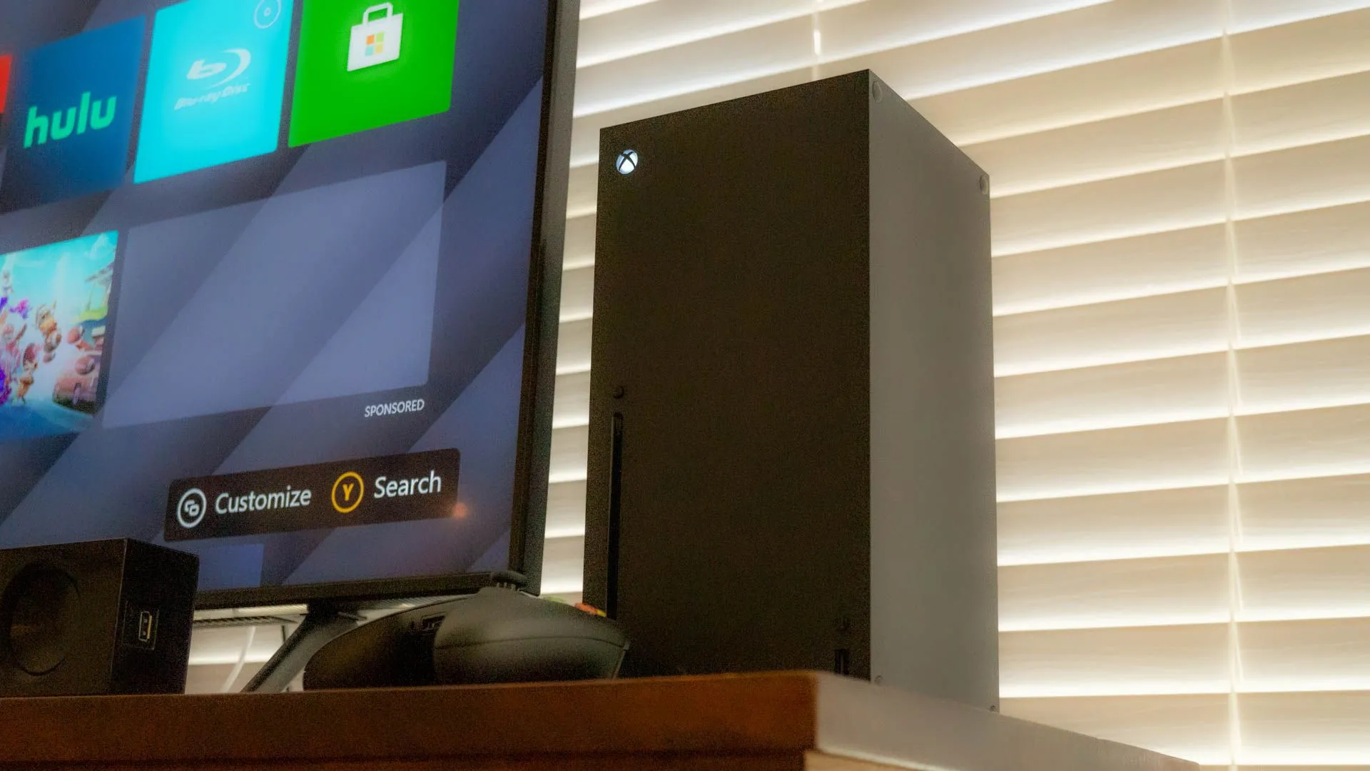 Console Xbox Series X màu đen đặt dọc, đại diện cho hệ máy chơi game retro và hiện đại