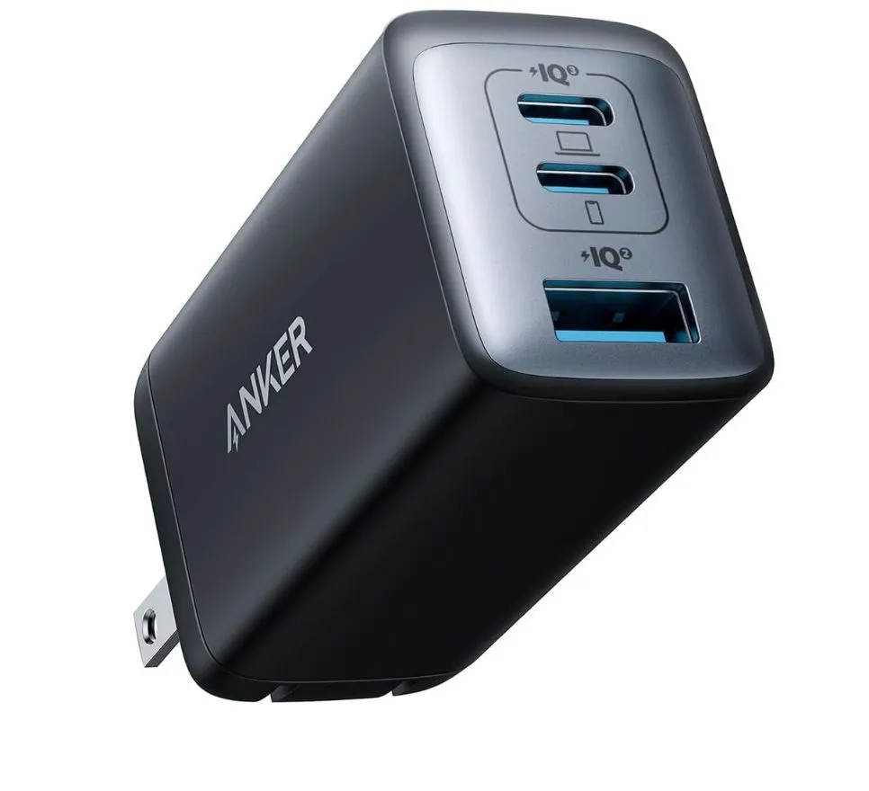 Củ sạc Anker Nano 65W USB-C nhỏ gọn với 3 cổng sạc (2 USB-C, 1 USB-A) và chân cắm có thể gập lại