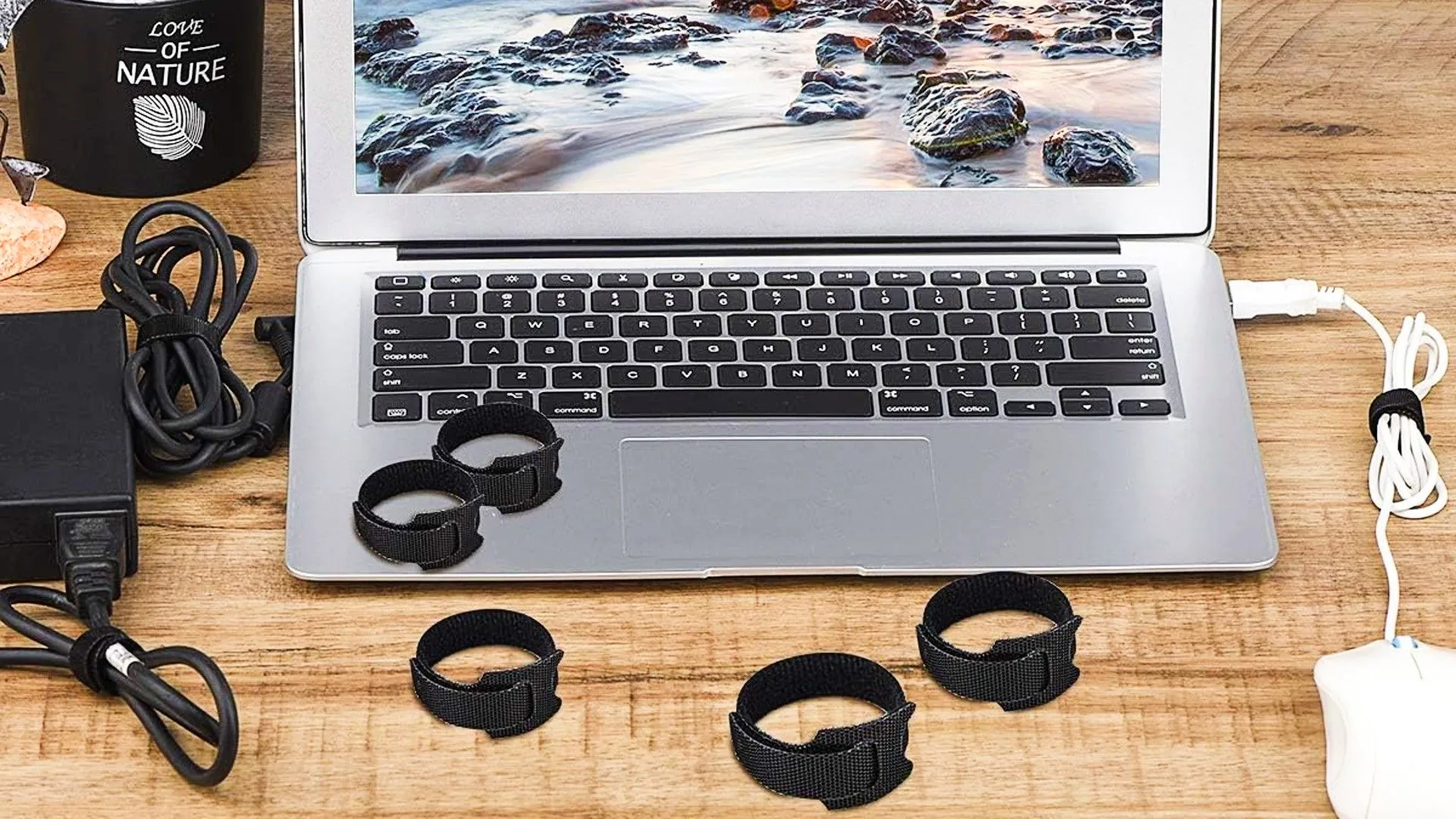 Dây buộc cáp đang được sử dụng để bó gọn dây trên một chiếc laptop, minh họa giải pháp quản lý cáp tiện lợi.