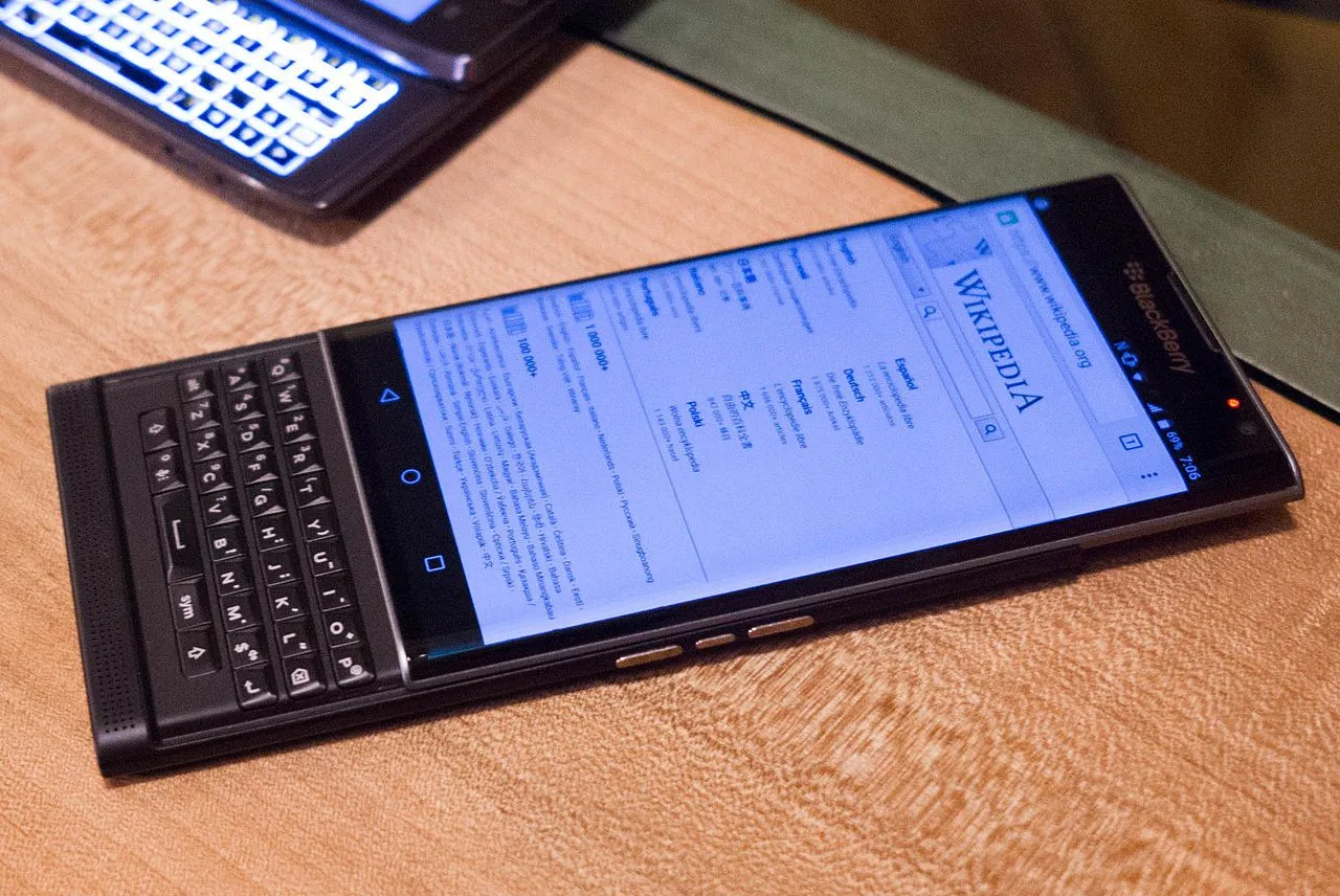 Điện thoại BlackBerry Priv của AT&amp;T cùng Motorola Droid 4, đại diện cho những nỗ lực hồi sinh bàn phím trượt.