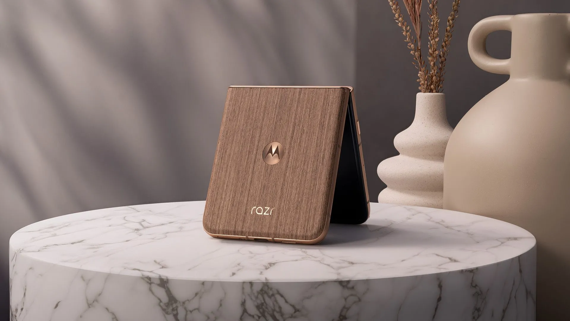 Điện thoại gập Motorola Razr 2025 Ultra với màn hình gập