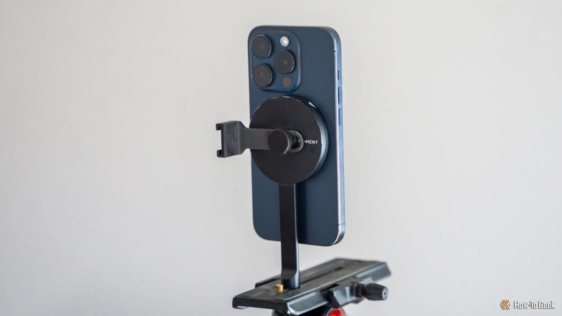 Điện thoại iPhone gắn trên giá đỡ tripod MagSafe Moment, minh họa thiết kế mỏng gọn và dễ dàng mang theo.