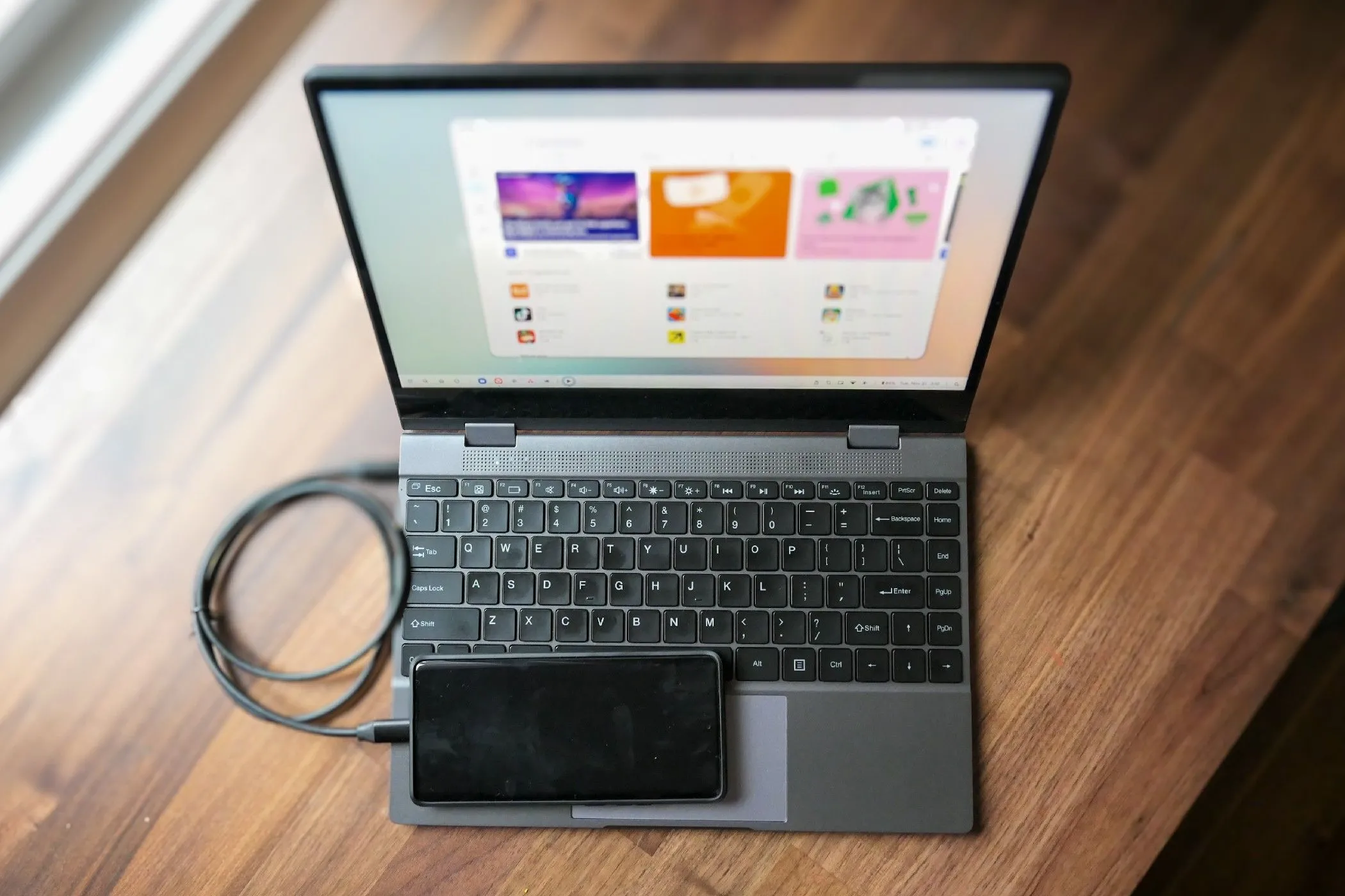 Điện thoại Motorola Edge+ kết nối với màn hình lapdock UPerfect, minh họa chế độ máy tính di động.