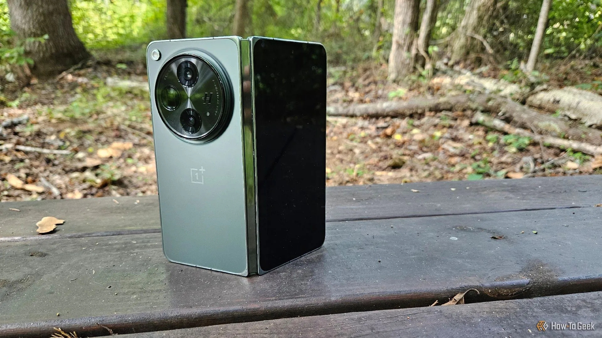 Điện thoại OnePlus Open đang mở và đặt trên ghế dài