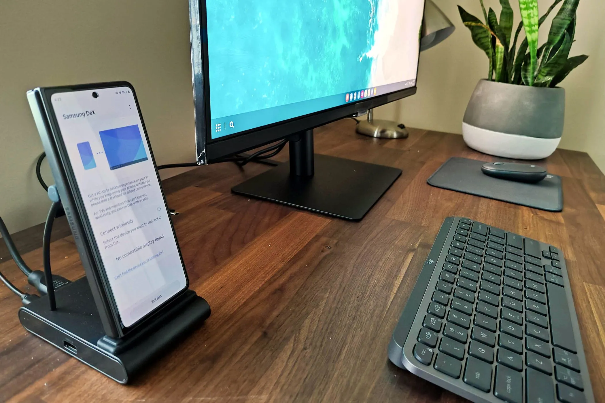 Điện thoại Samsung Galaxy Z Fold 5 đang hoạt động trong chế độ DeX với dock kết nối