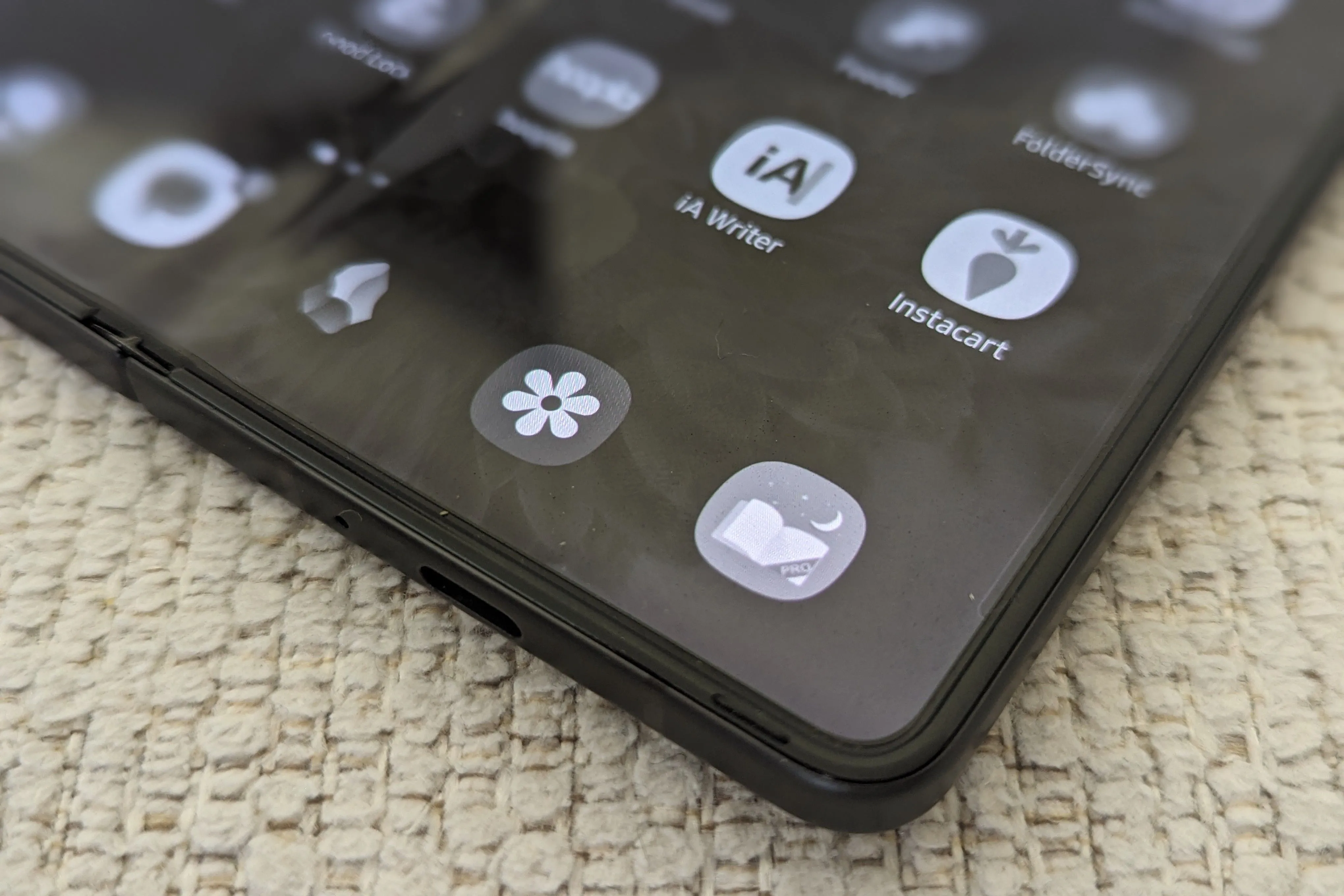 Điện thoại Samsung Galaxy Z Fold 5 với chế độ thang độ xám được bật trong chế độ ngủ.