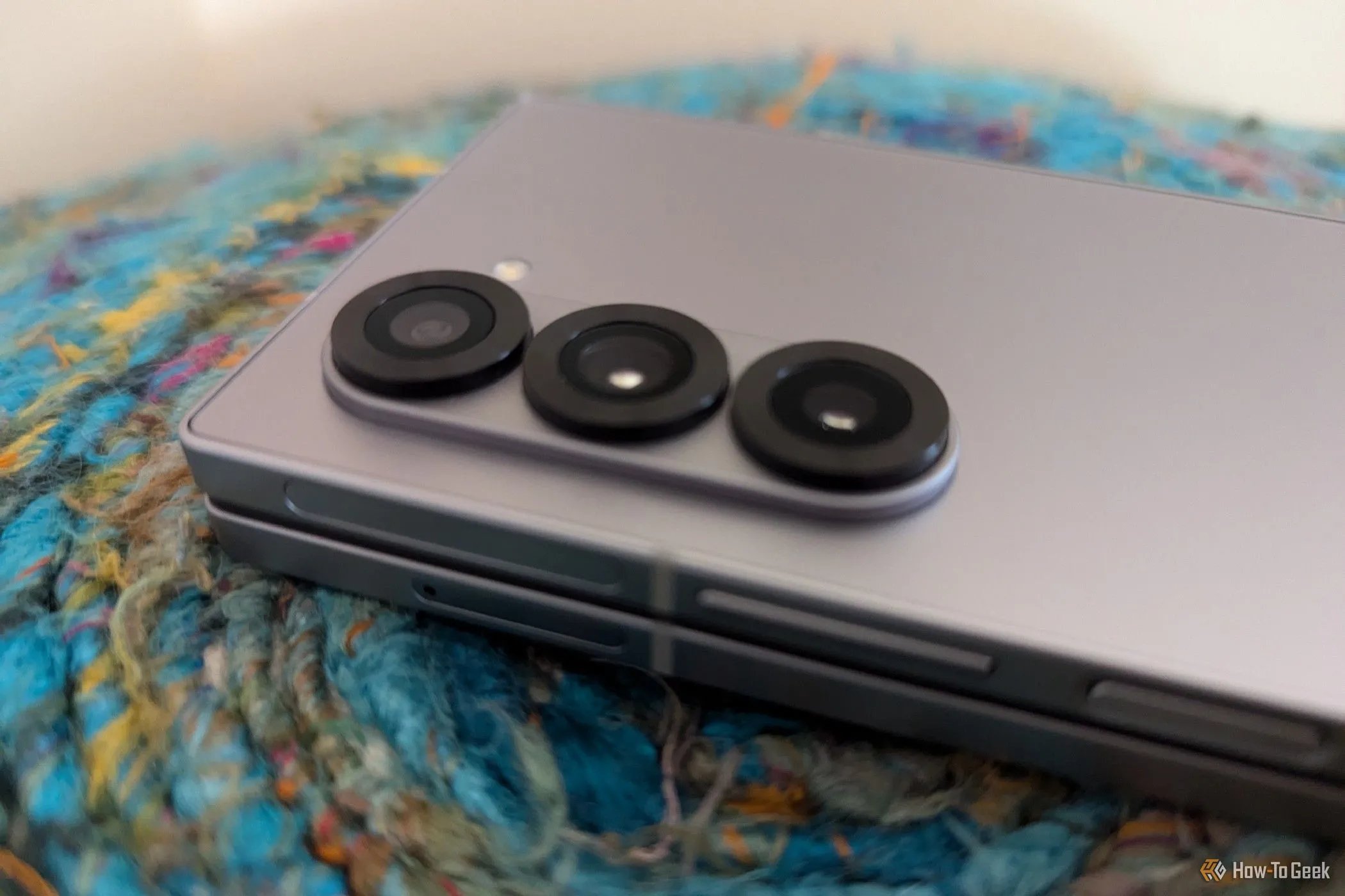 Điện thoại Samsung Galaxy Z Fold 6 đặt trên đệm sofa