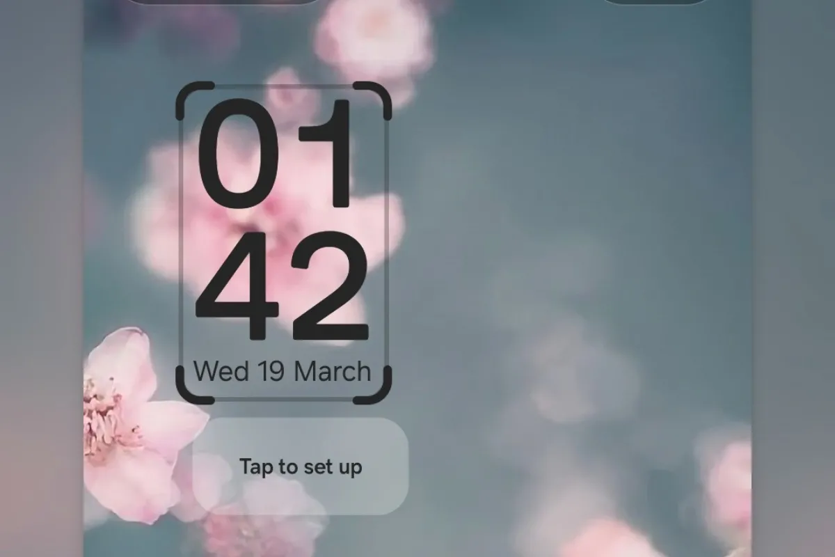 Đồng hồ màn hình khóa Galaxy S25 trên One UI 7.0 tự động đổi màu khi đặt trên nền sáng.