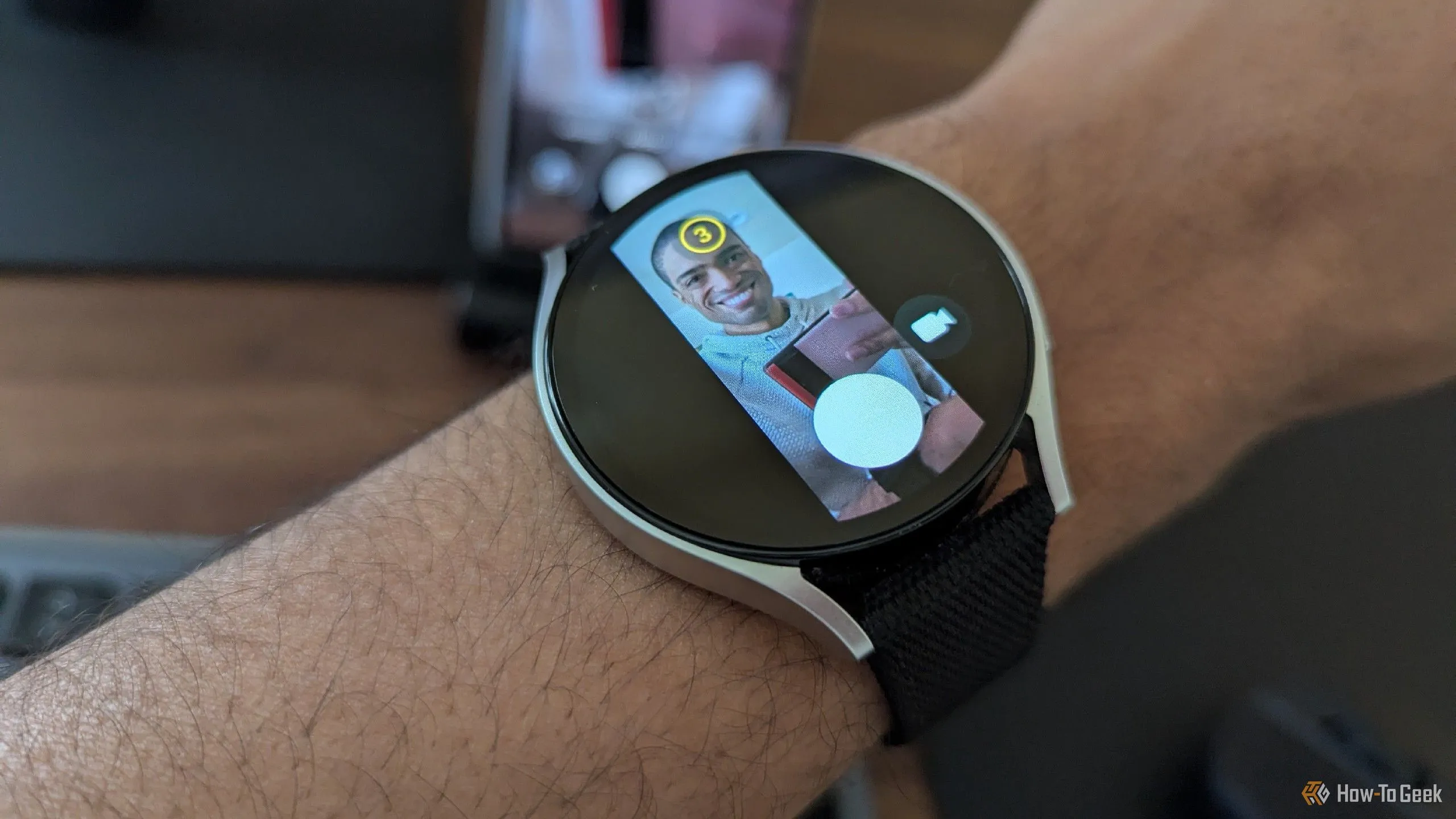 Đồng hồ thông minh Galaxy Watch 6 được sử dụng như một bộ điều khiển từ xa để chụp ảnh trên Galaxy Z Fold 6.