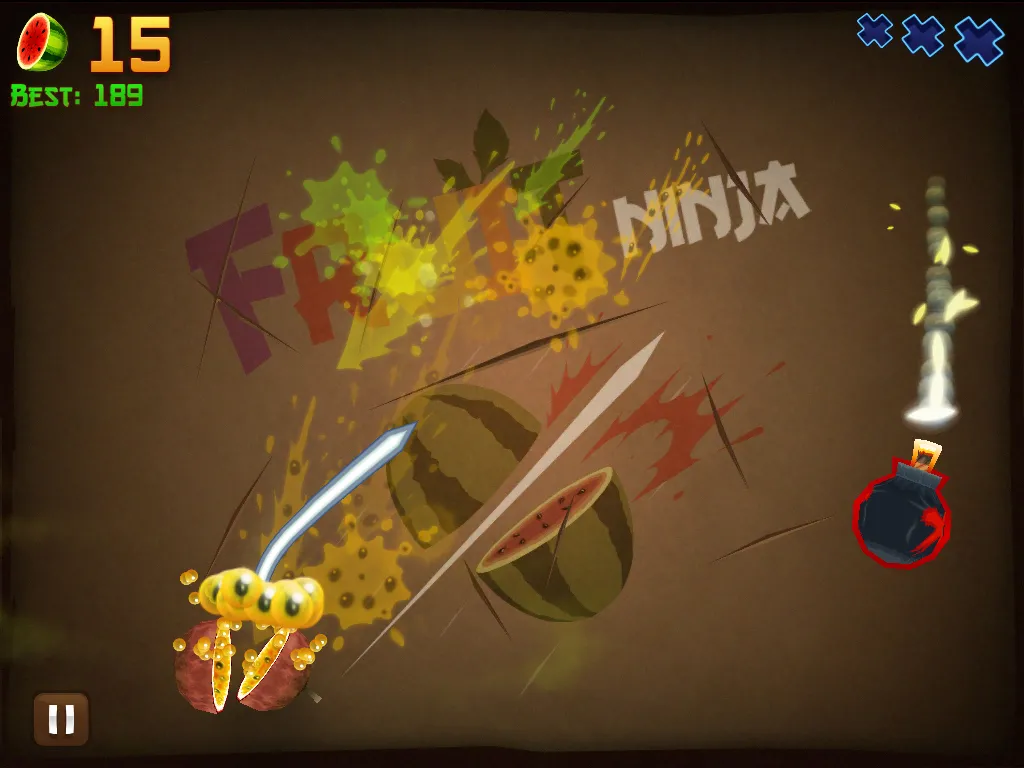 Game Fruit Ninja đang chạy trên iPad 2, minh họa khả năng giải trí cho trẻ em bằng các trò chơi cũ.