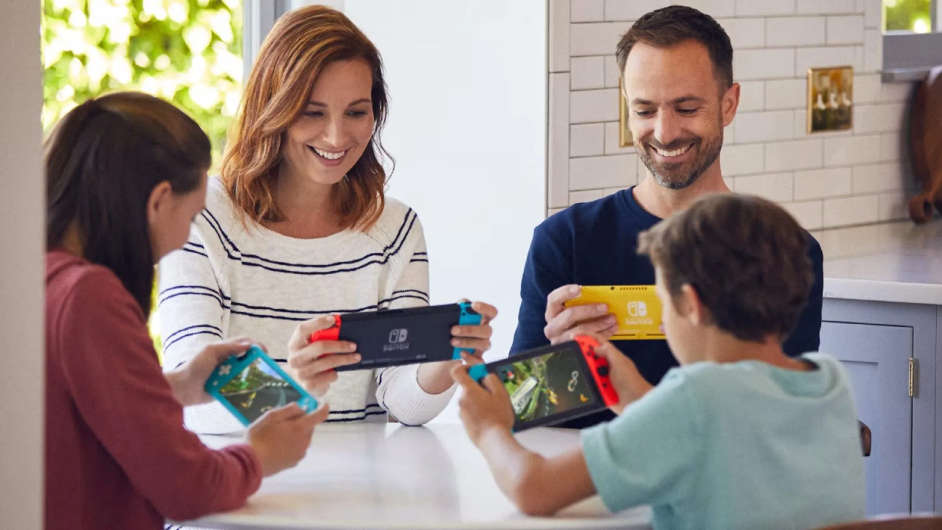 Gia đình chơi game Nintendo Switch, đặt ra câu hỏi về khả năng tiếp cận khi giá game AAA tăng