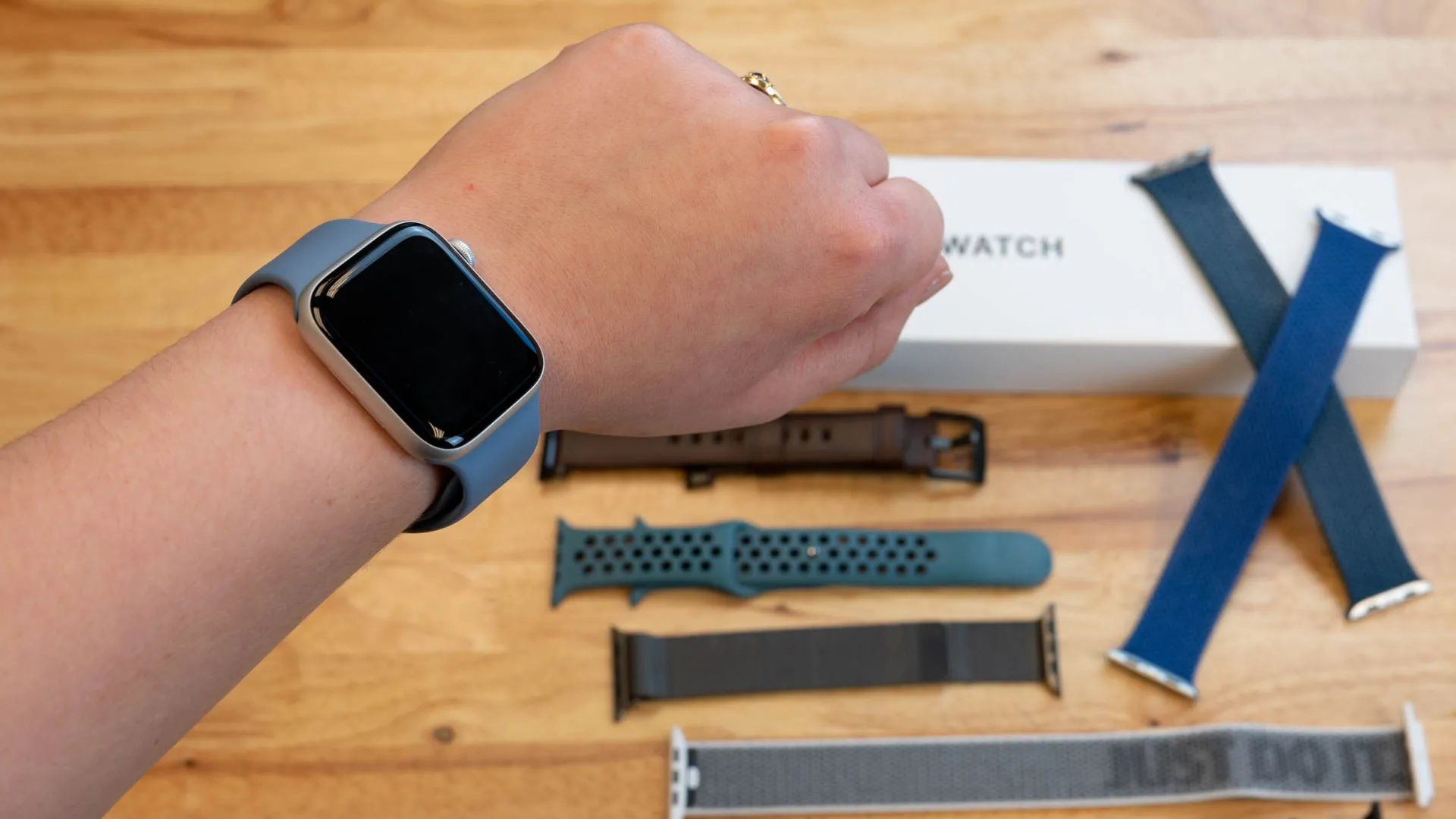 Gian hàng trưng bày nhiều loại dây đeo Apple Watch tại Apple Store, cho phép người dùng trải nghiệm trực tiếp.