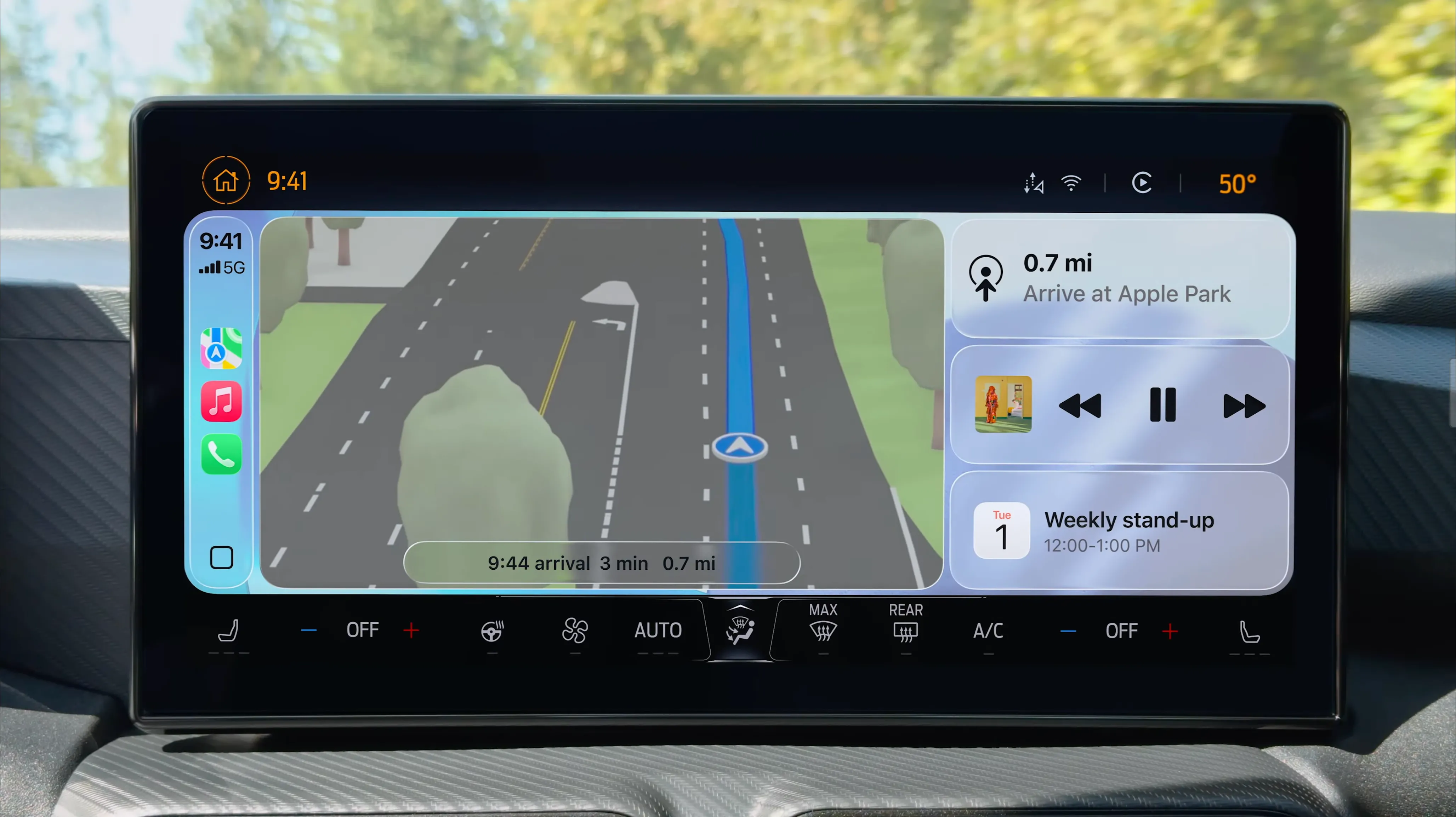 Giao diện CarPlay iOS 26 được cải tiến với thiết kế Liquid Glass và các widget