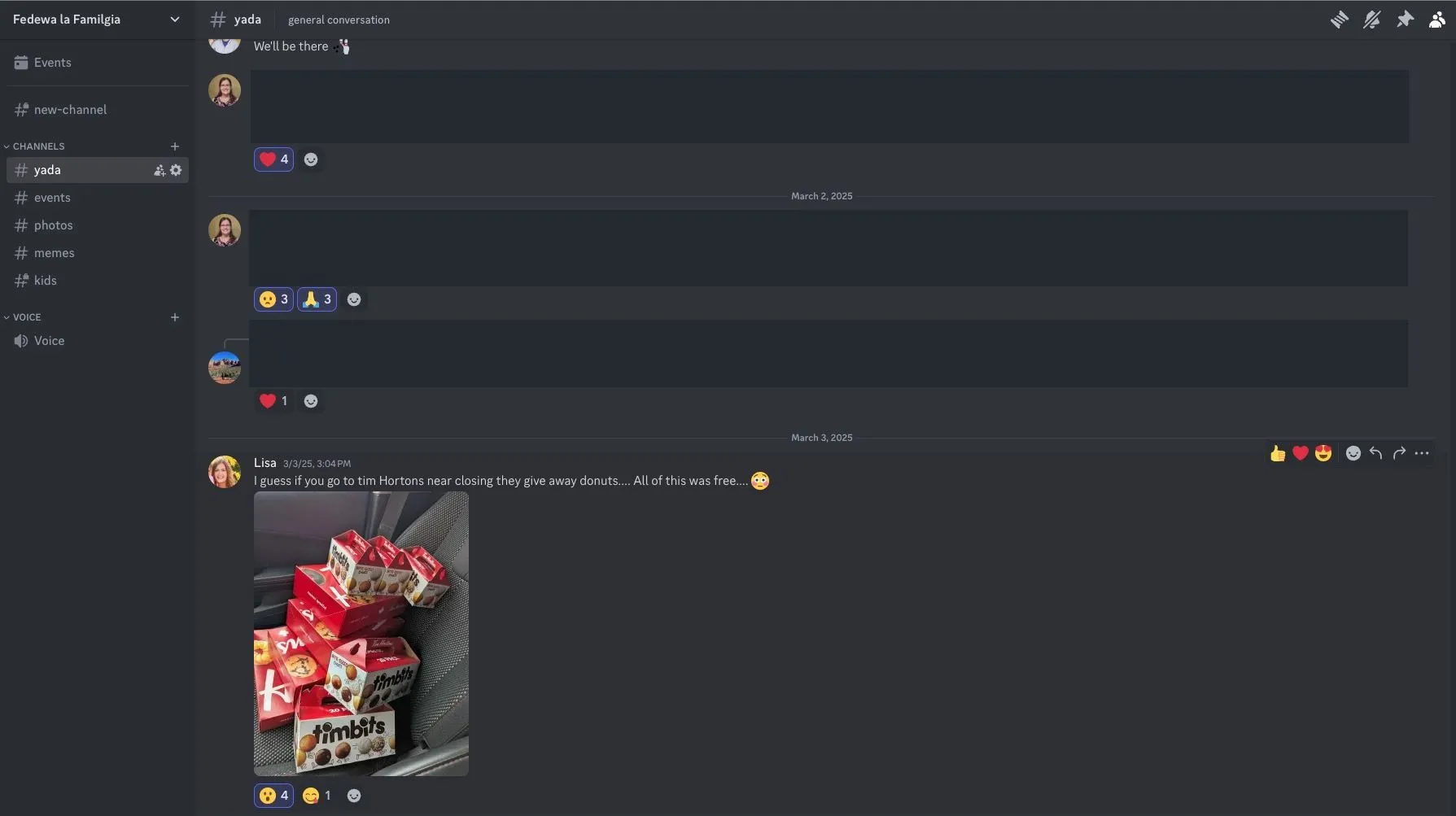 Giao diện Discord hiển thị cấu trúc server với các kênh chuyên biệt như Chat Chung, Lập kế hoạch sự kiện, Ảnh và Meme, giúp tổ chức thông tin gia đình hiệu quả.