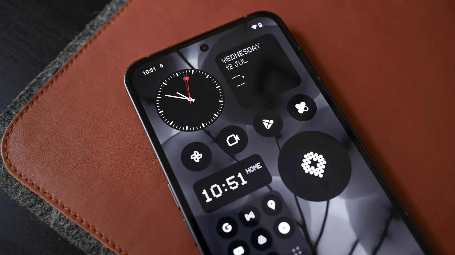 Giao diện màn hình chính độc đáo, tối giản với biểu tượng đen trắng trên Nothing Phone (2).