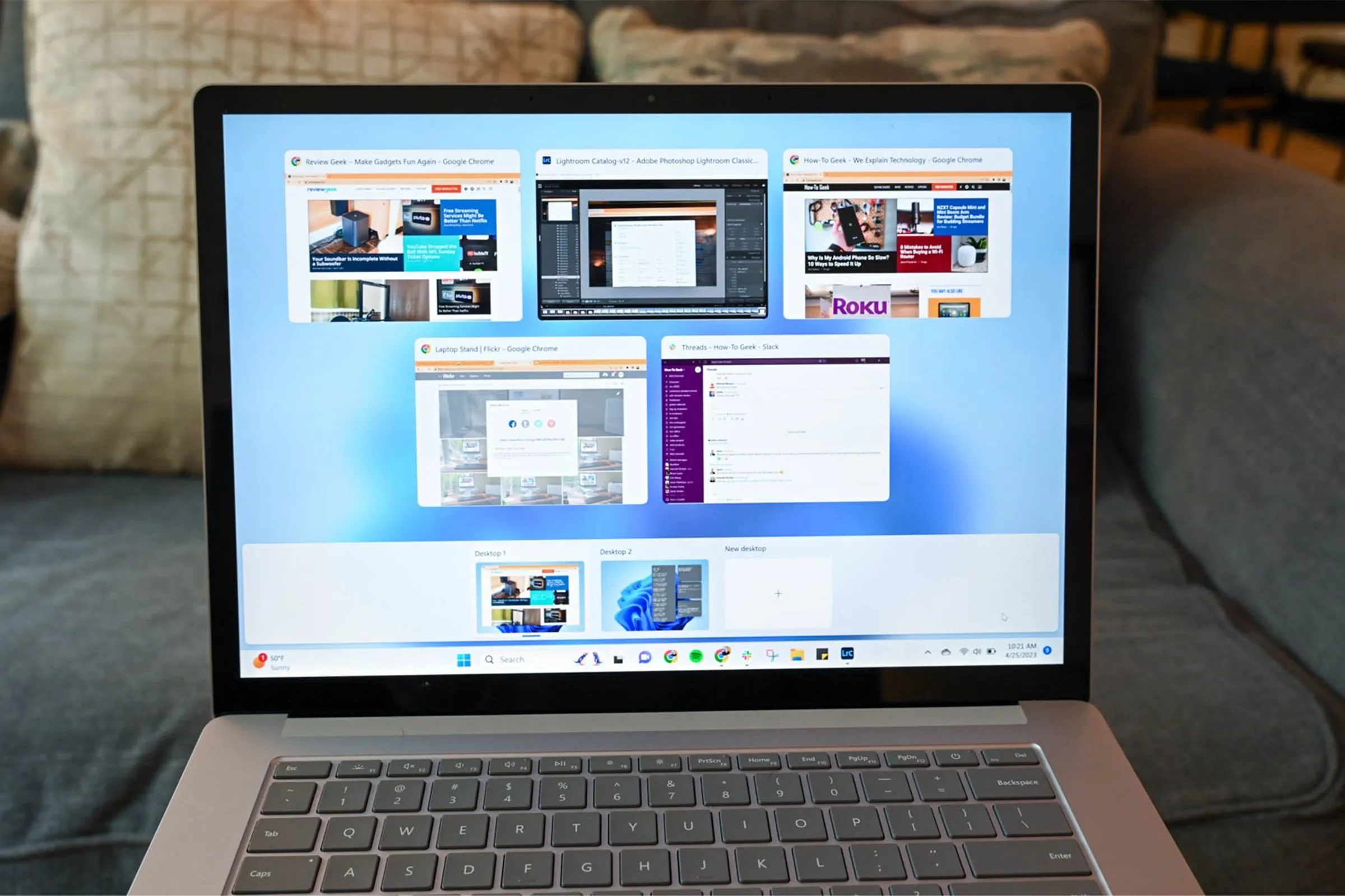 Giao diện Task View trên Windows 11 hiển thị các cửa sổ ứng dụng và khả năng tạo màn hình ảo để đa nhiệm.