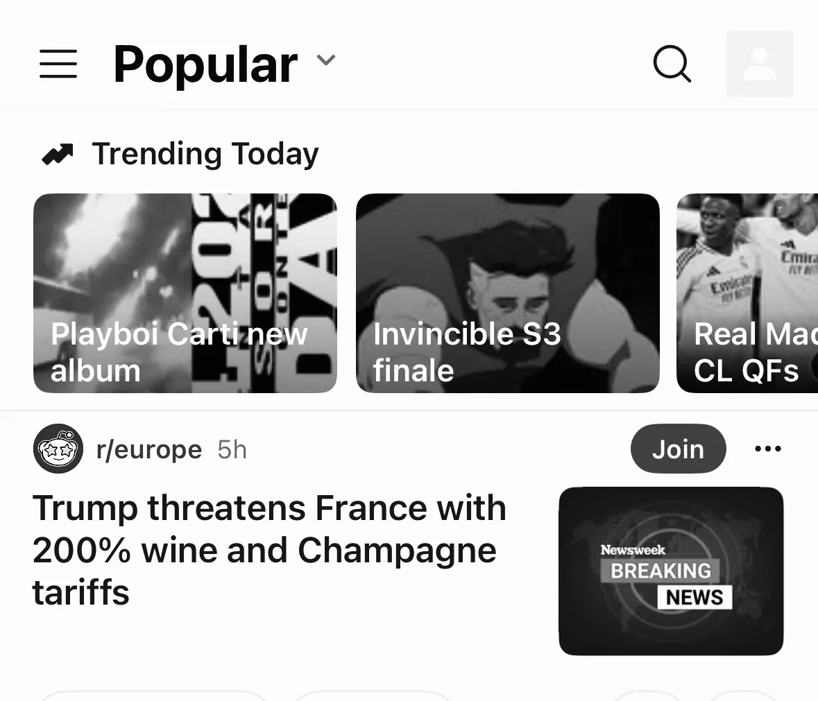 Giao diện trang chủ Reddit hiển thị trên iPhone ở chế độ thang độ xám (Grayscale)